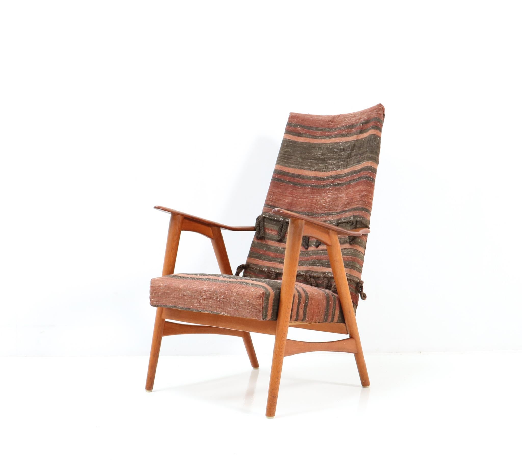 Stunning Mid-Century Modern lounge chair.
Striking Dutch design from the 1960s.
Solid teak frame with Kilim upholstery.
This wonderful Mid-Century Modern lounge chair
is in very good condition with a beautiful patina.