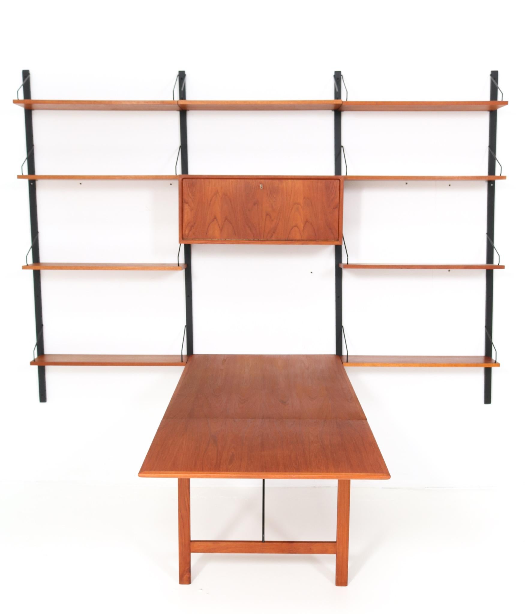 Magnificent and rare Mid-Century Modern Royal modular wall unit.
Design by Poul Cadovius for Cado.
Striking Danish design from the 1960s.
This Mid-Century Royal wall unit consists of:
Four black lacquered wooden uprights H: 175 cm or 68.9