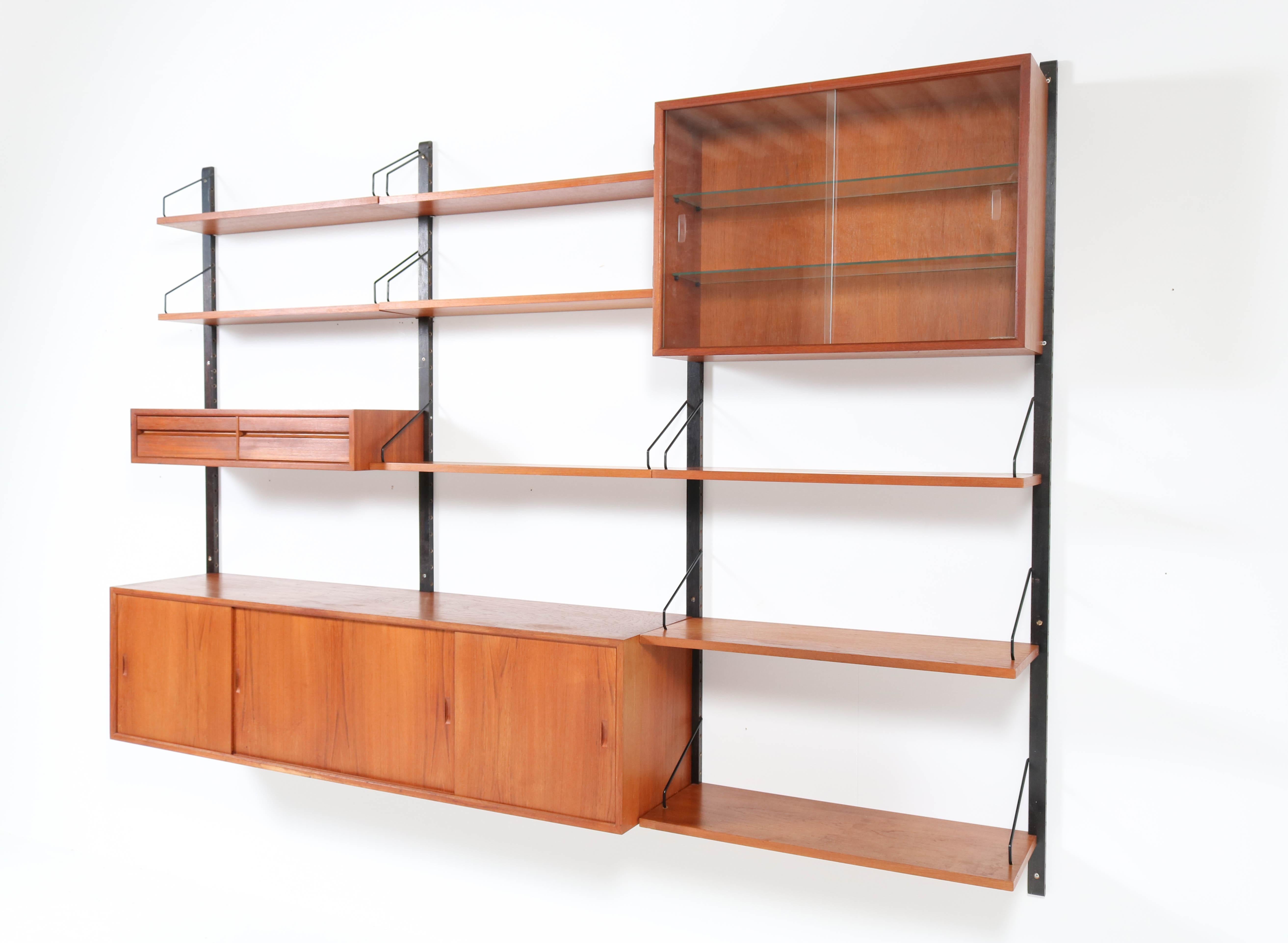 Magnificent and rare Mid-Century Modern teak royal modular wall unit.
Design by Poul Cadovius for Cado.
Striking Danish design from the 1960s.
This free standing wall unit consists of:
4 black lacquered wooden uprights H: 175.5 cm or 69.09