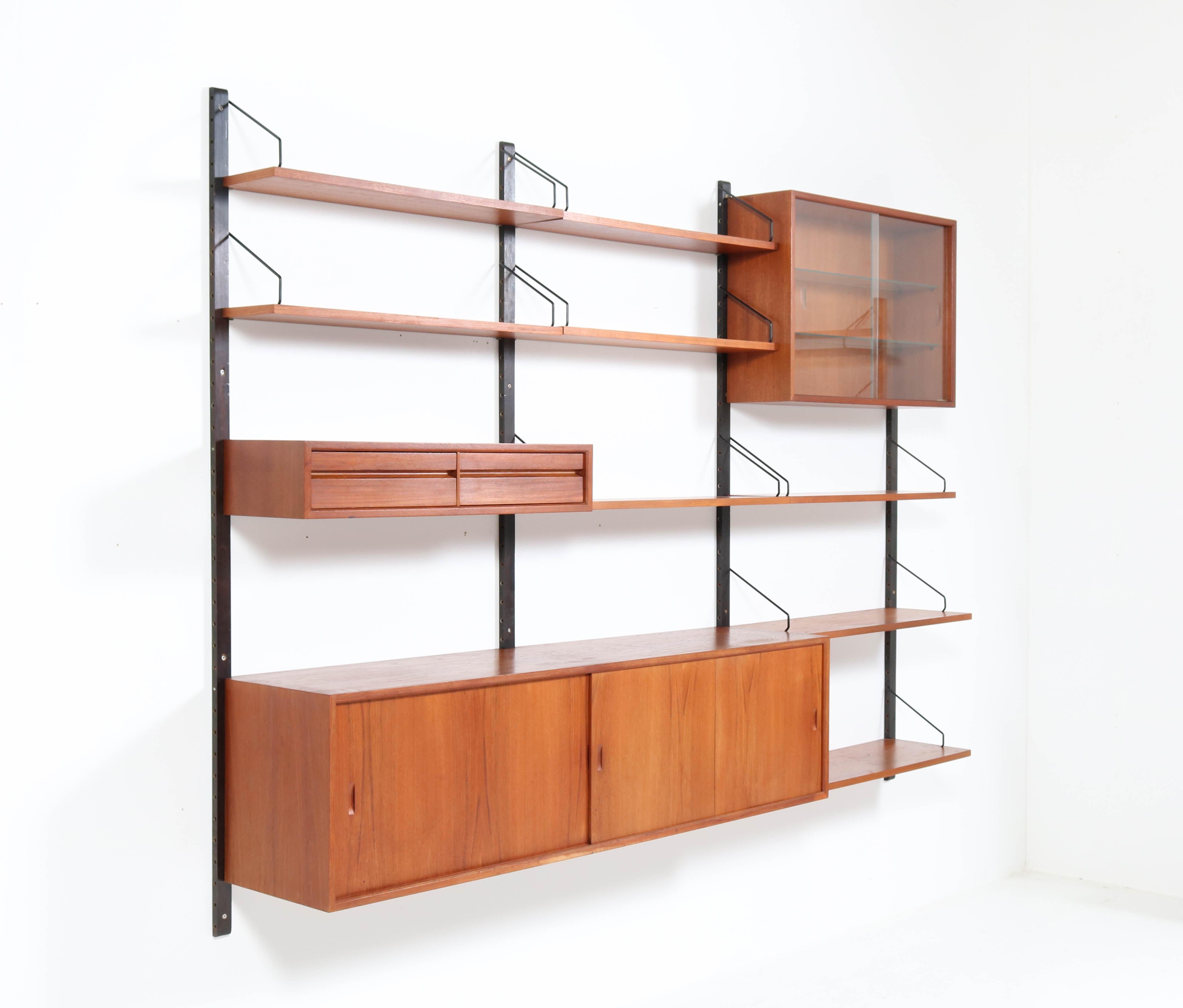 Teak Mid-Century Modern Royal Wall or Shelving Unit by Poul Cadovius for Cado In Good Condition In Amsterdam, NL
