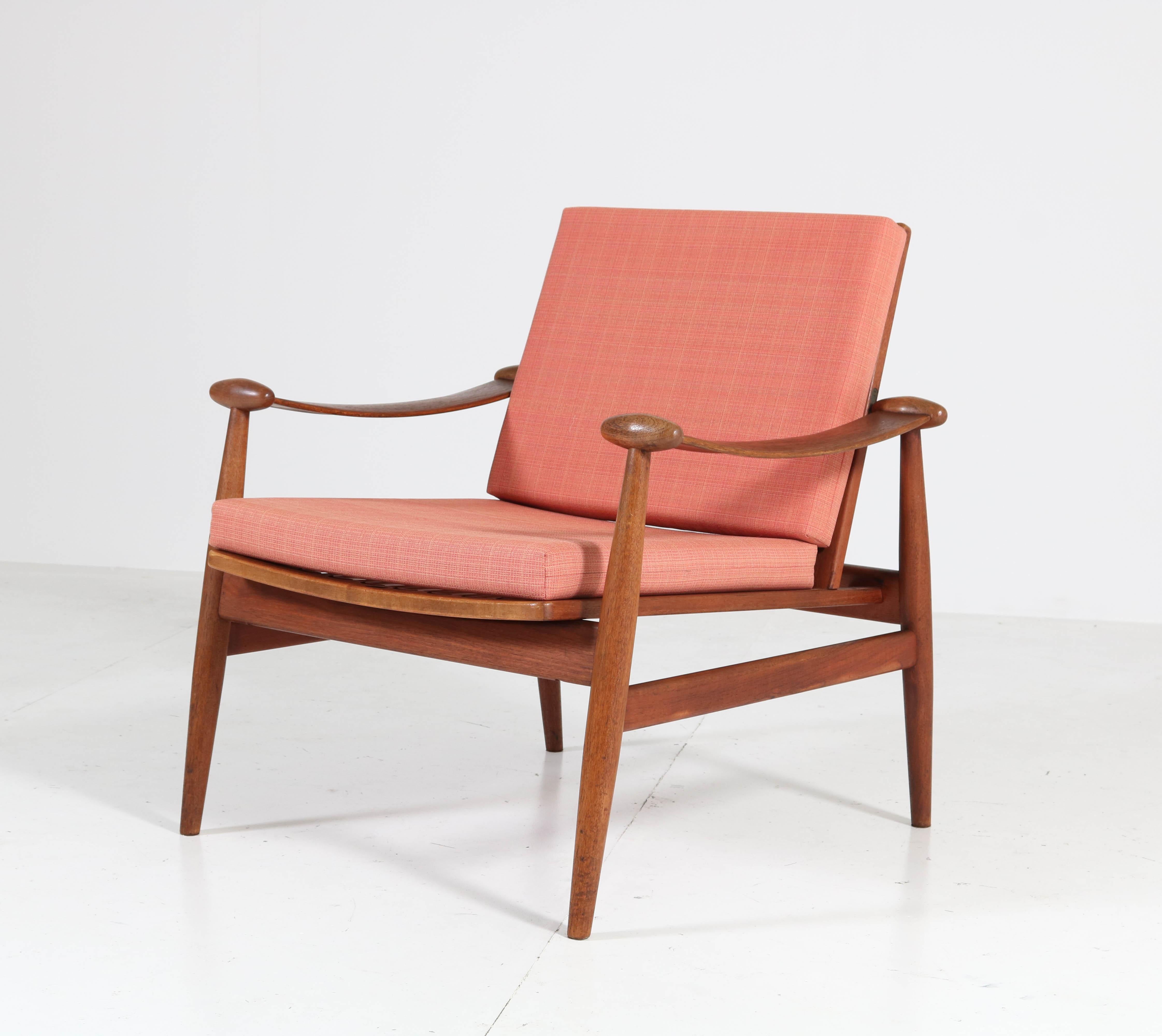 Stunning Mid-Century Modern spade lounge chair.
Design by Finn Juhl for France & Daverkosen model 133.
Solid teak with original upholstery.
Marked with manufacturers tag, see image 4.
In good original condition with minor wear consistent with