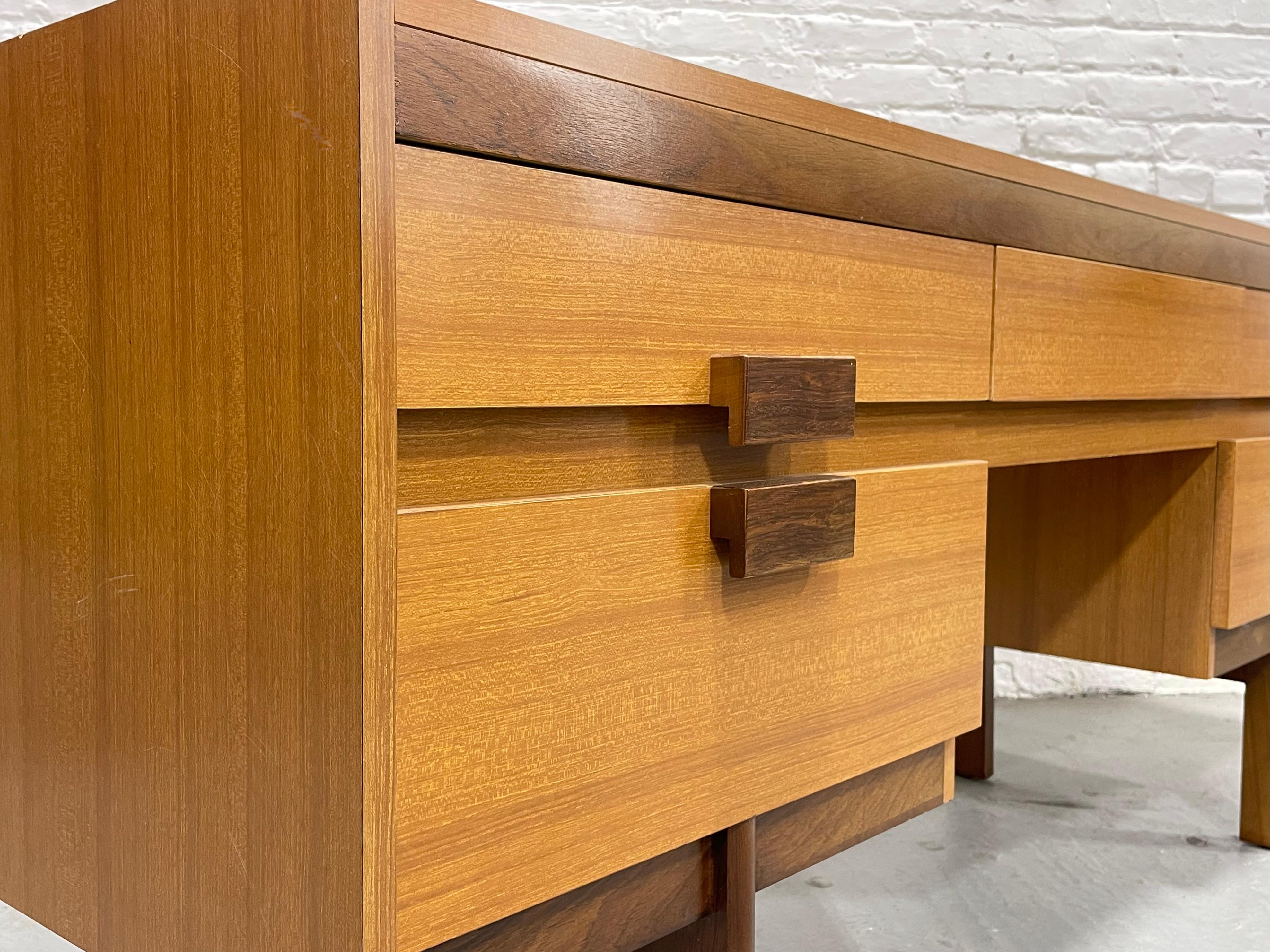 Teakholz Mid Century Modern VANITY / DESK, 1960er Jahre im Angebot 5