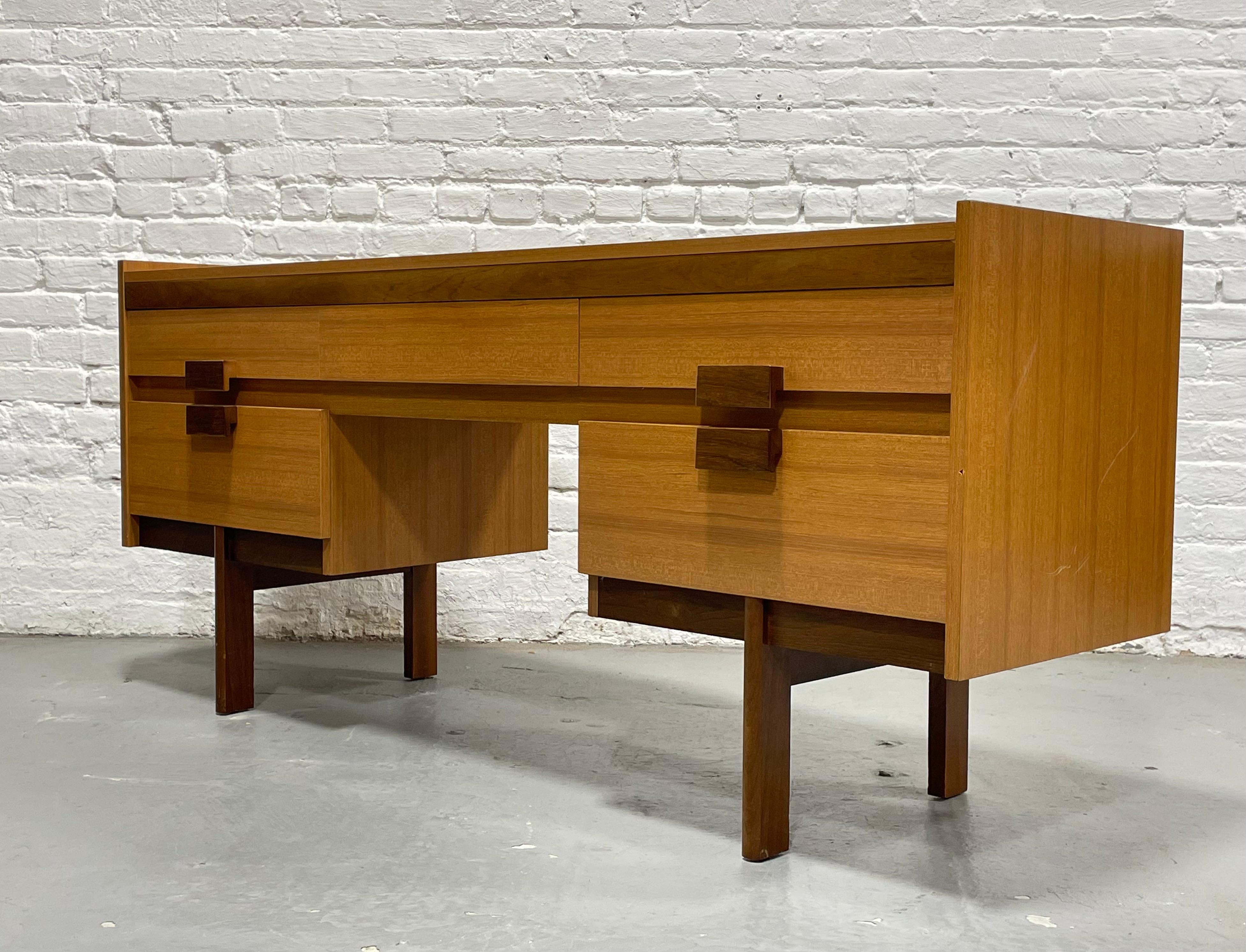 Teakholz Mid Century Modern VANITY / DESK, 1960er Jahre im Angebot 7