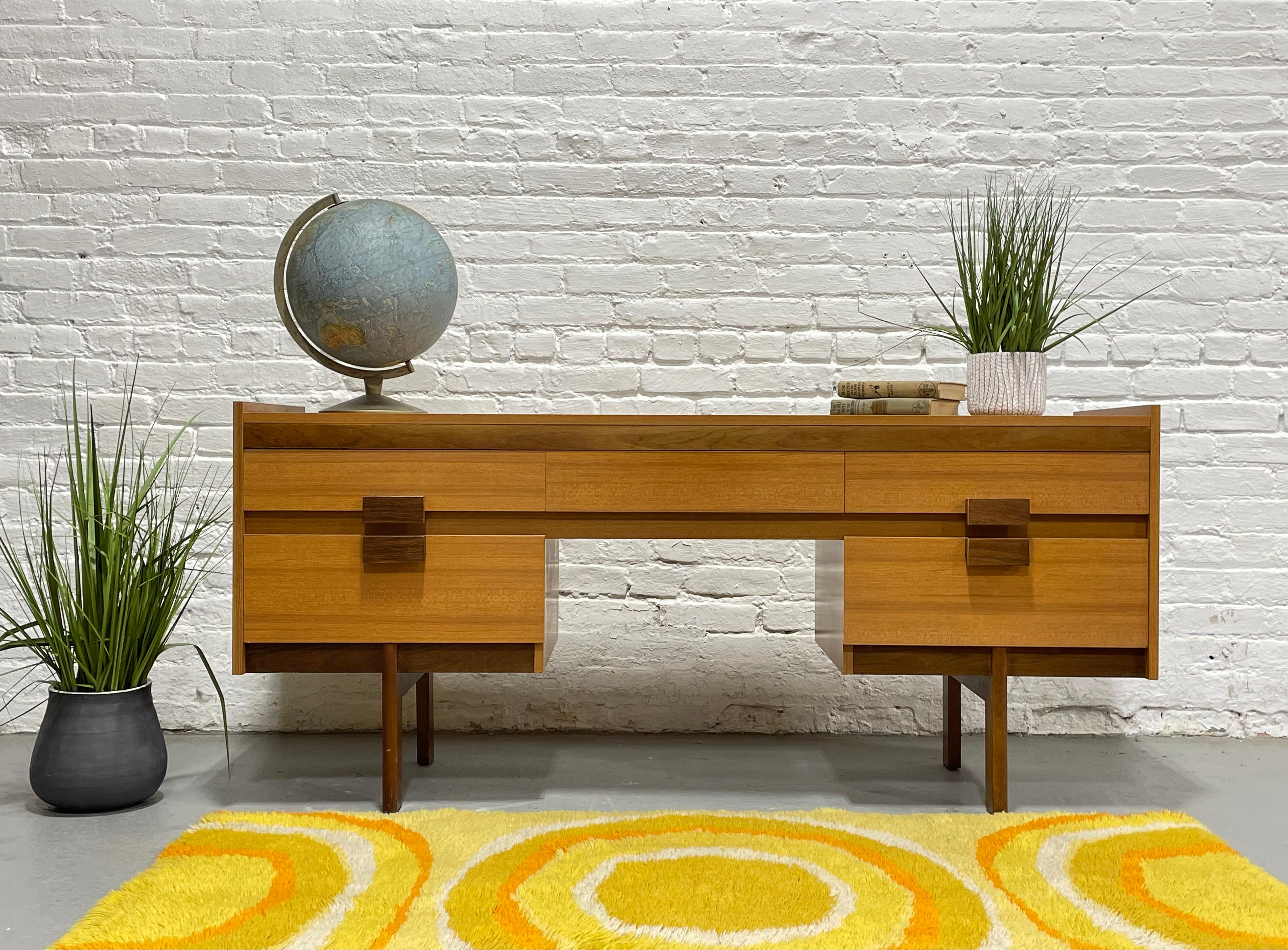 Teakholz Mid Century Modern Vanity / Desk, ca. 1960er Jahre. Dieses einzigartige Stück bietet eine angenehme niedrige Höhe und ist damit eine großartige Option für einen Waschtisch oder einen Schreibtisch (oder beides!). Die fünf