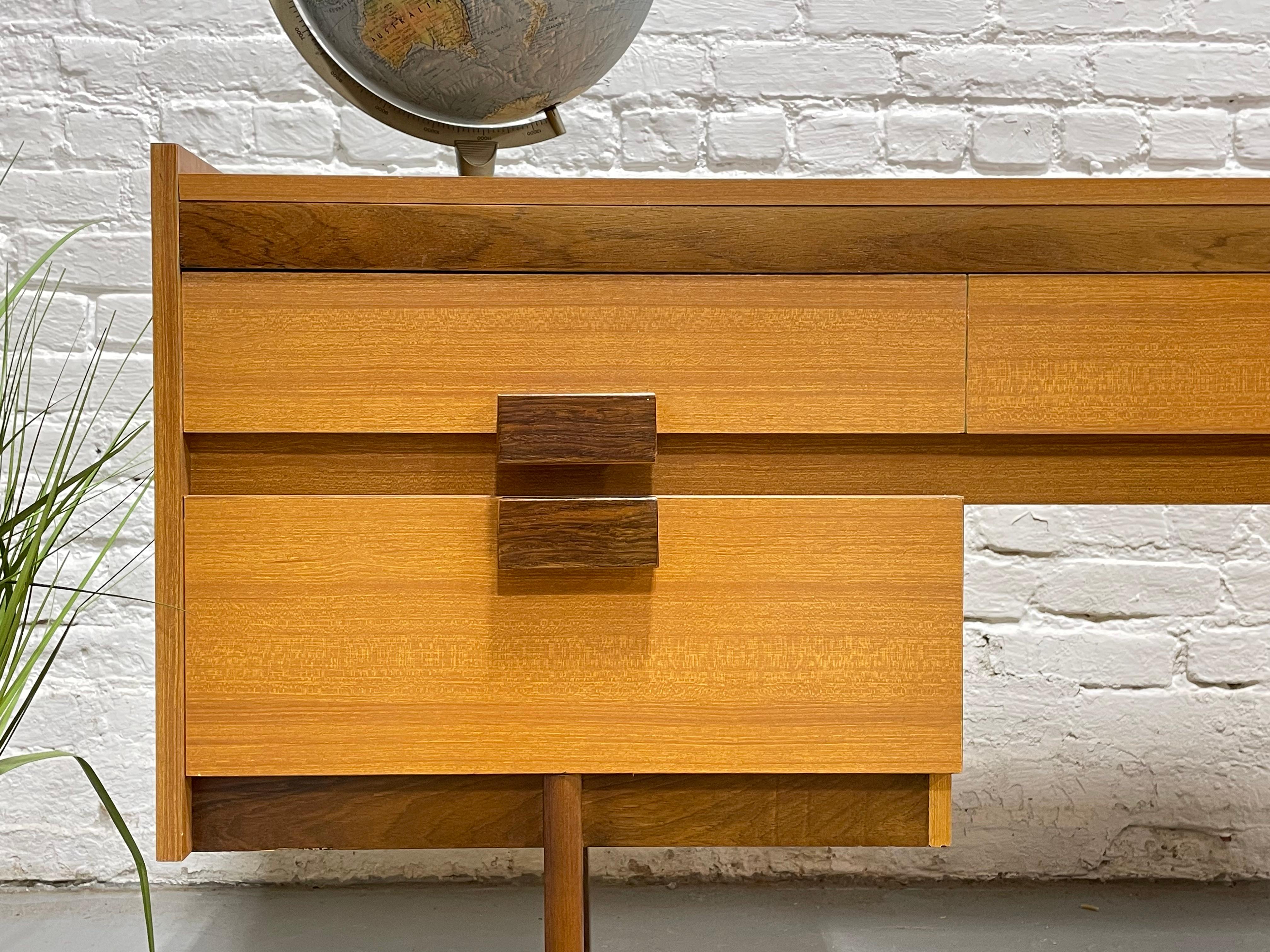 Teakholz Mid Century Modern VANITY / DESK, 1960er Jahre (Moderne der Mitte des Jahrhunderts) im Angebot