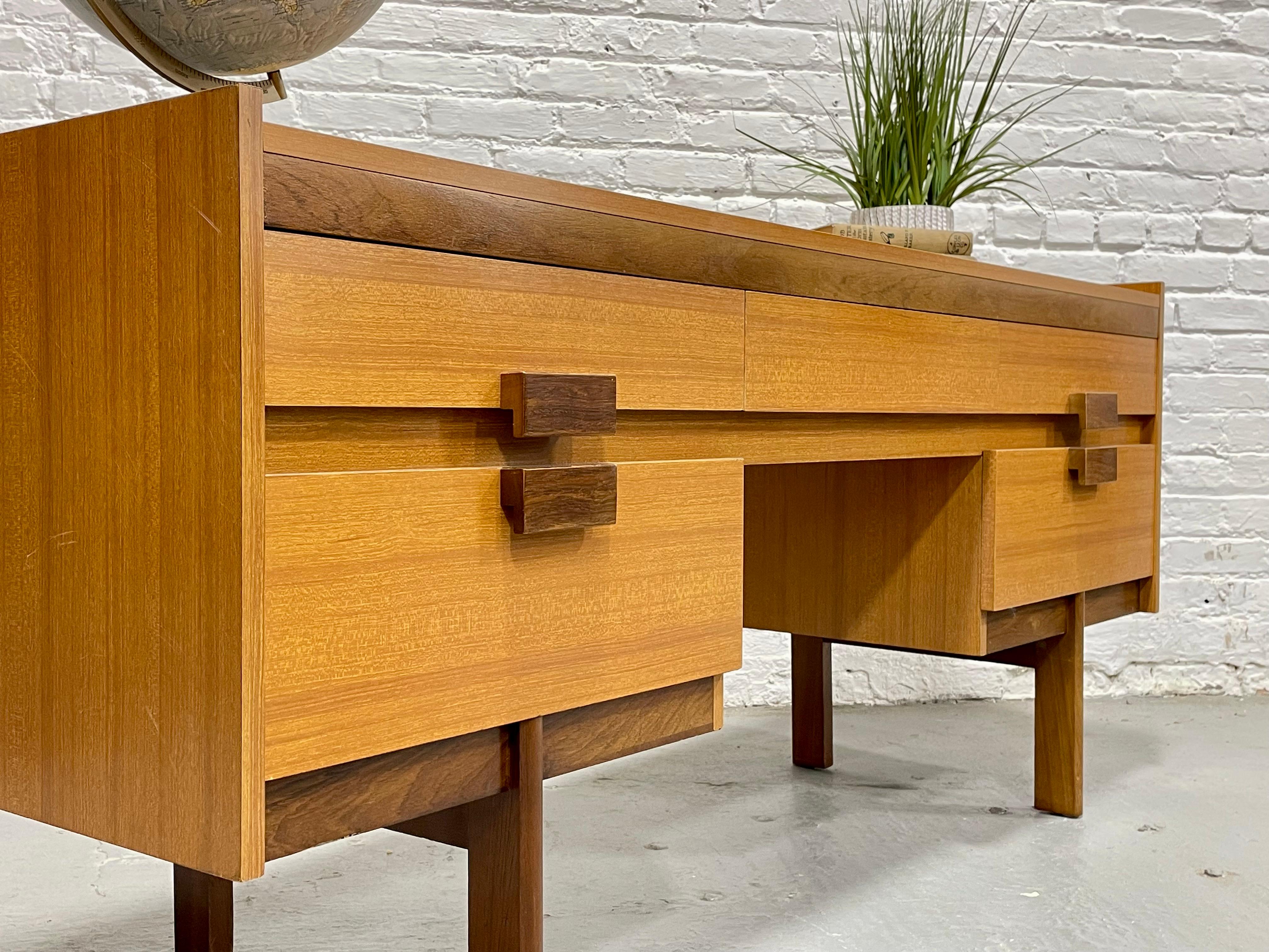 Teakholz Mid Century Modern VANITY / DESK, 1960er Jahre (Mitte des 20. Jahrhunderts) im Angebot