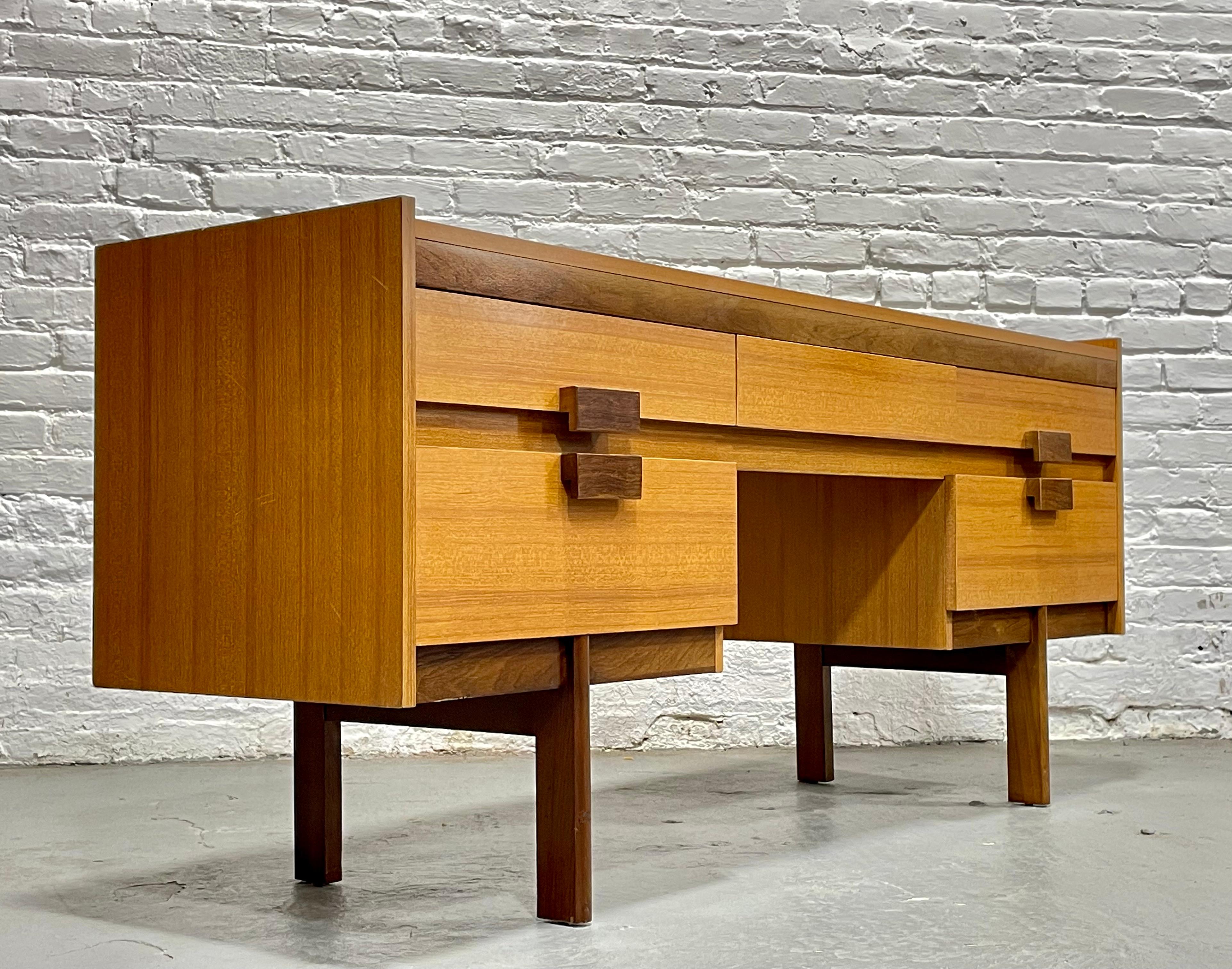 Teakholz Mid Century Modern VANITY / DESK, 1960er Jahre im Angebot 4