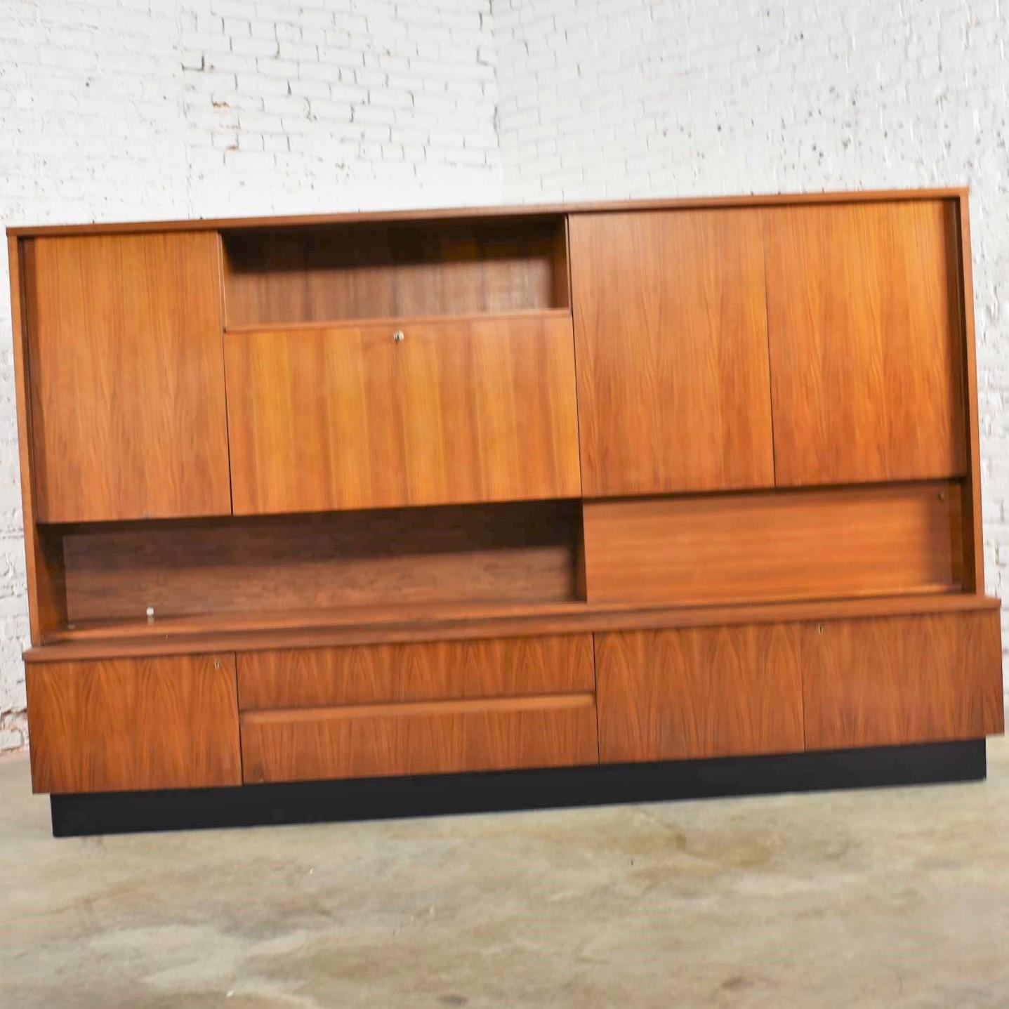 Teak Mid-Century Modern Wall Storage Bookcase Cabinet with Drop Front Desk For Sale 7