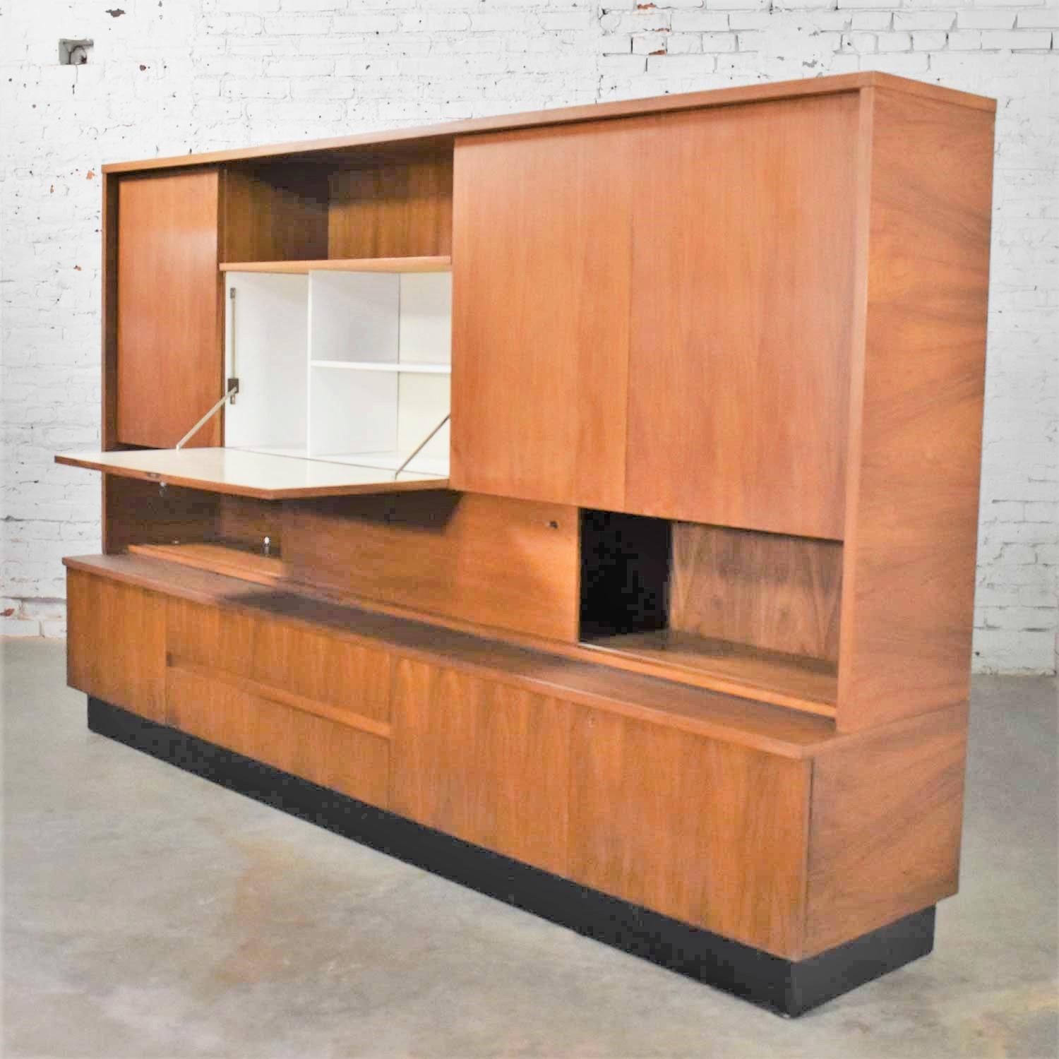 Teak Mid-Century Modern Wall Storage Bookcase Cabinet with Drop Front Desk In Good Condition For Sale In Topeka, KS