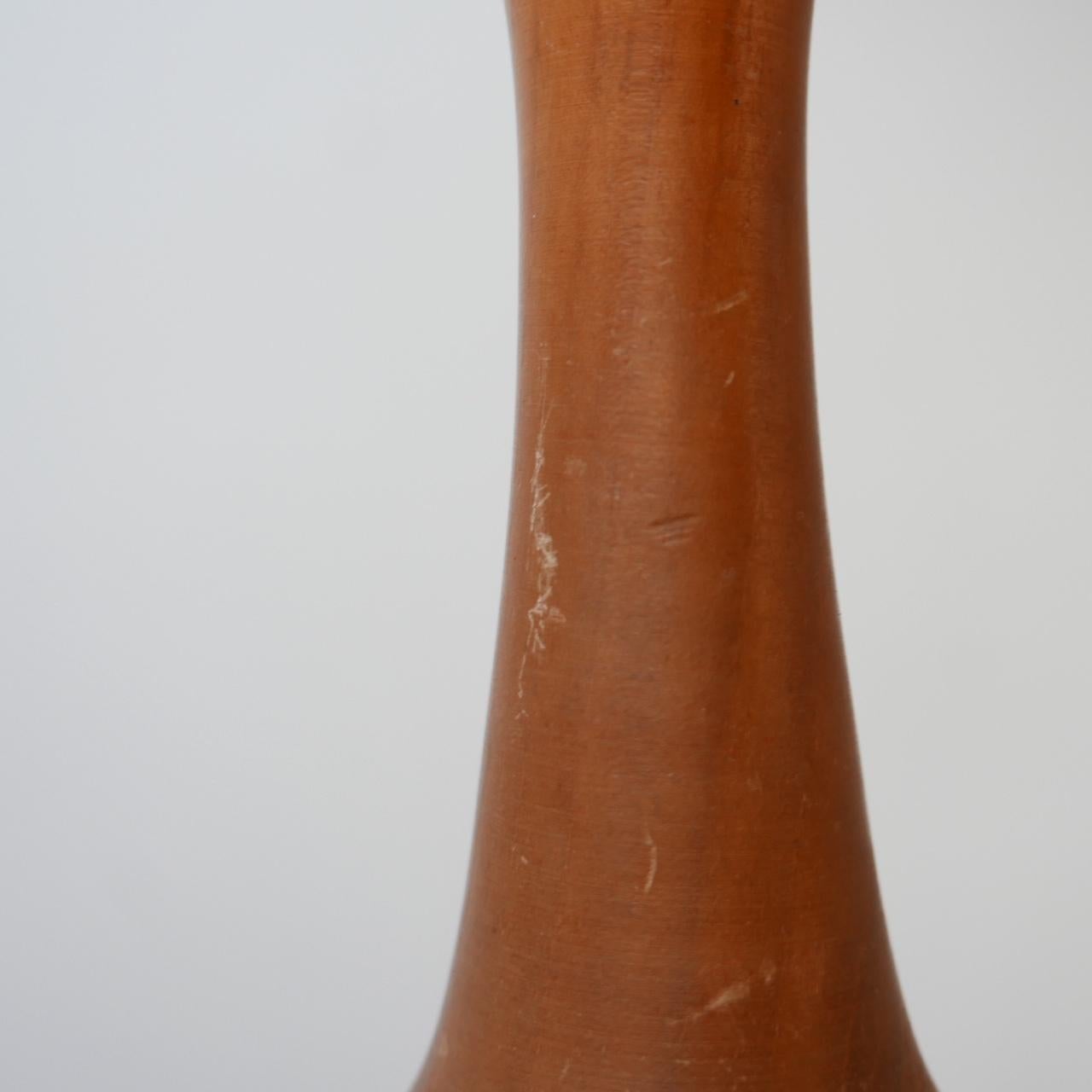 Stilvolle einzelne Teakholz-Tischlampe.

Skandinavisch, ca. 1970er Jahre.

Gerade geschnittene Linien mit einem kurvigen Oberteil.

Da neu verkabelt und PAT getestet.

Abmessungen: 39 Höhe x 9,5 Durchmesser in cm.


  
