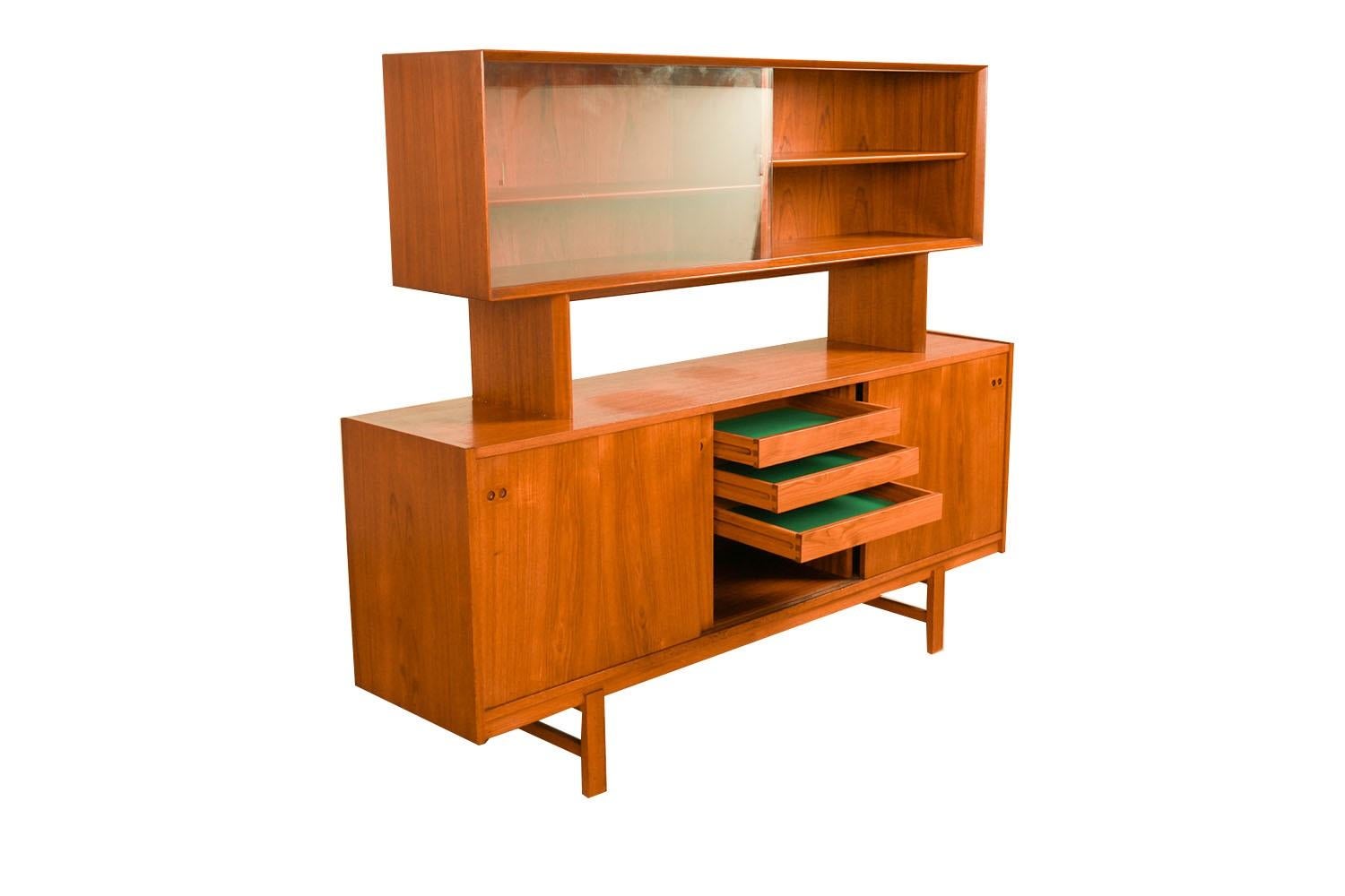 Teak Mid-Century Sliding Door Sideboard Credenza Hutch In Good Condition For Sale In Baltimore, MD