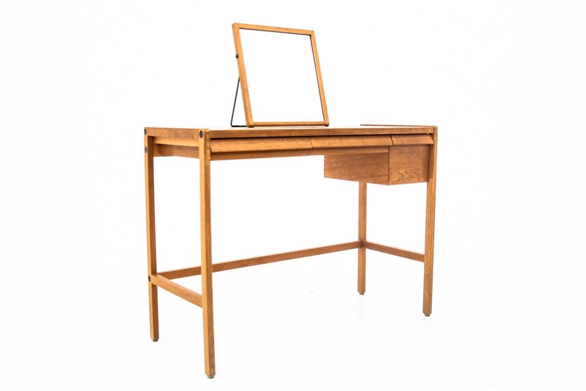 A teak shapely dressing table made in Sweden in the 1960s.

Very good condition.

Height 71cm, width 95cm, depth 40cm.

Mirror height 34cm