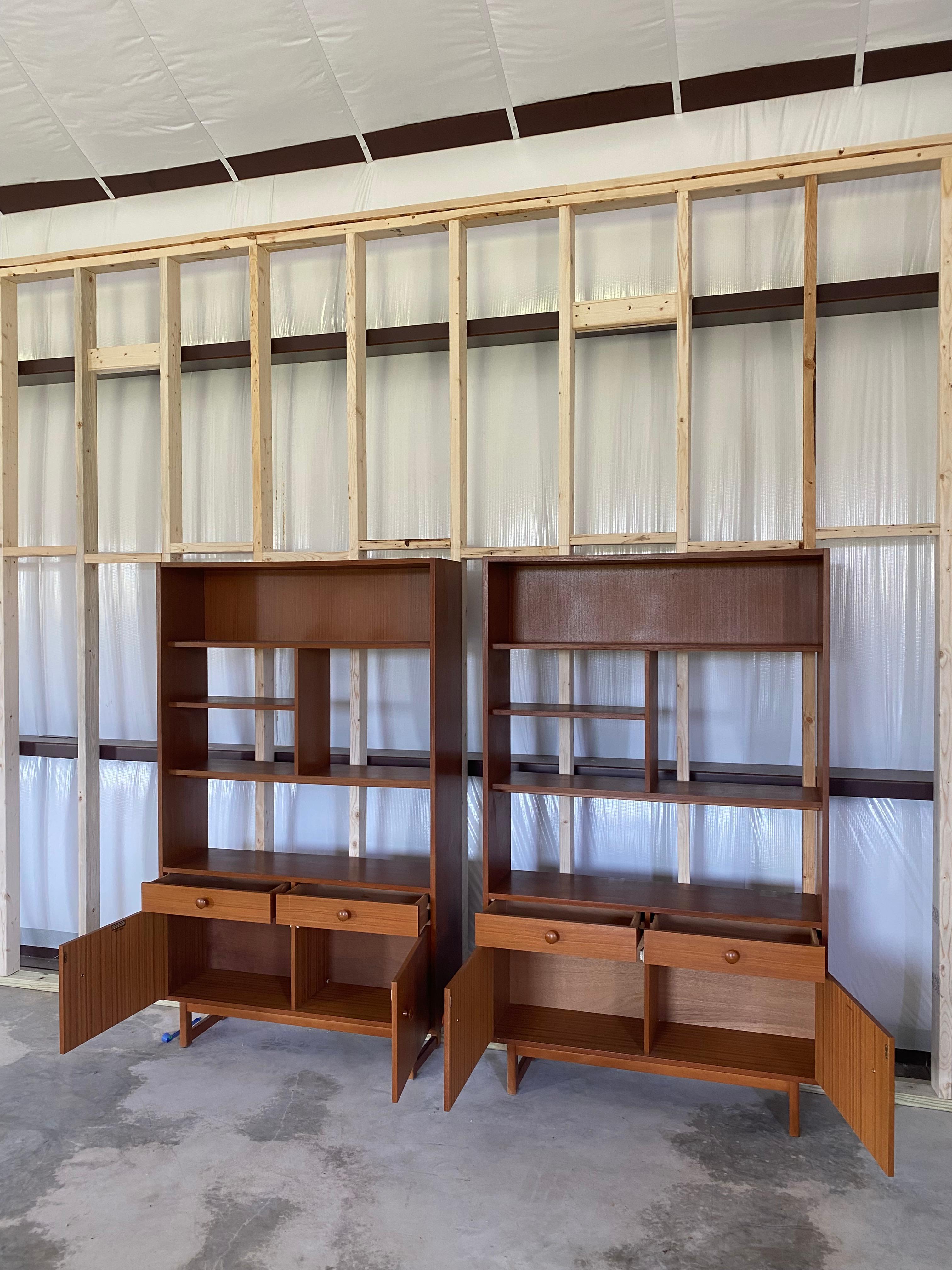 Schlanke Schränke aus Teakholz Danish Modern, ein Paar (Handgefertigt) im Angebot
