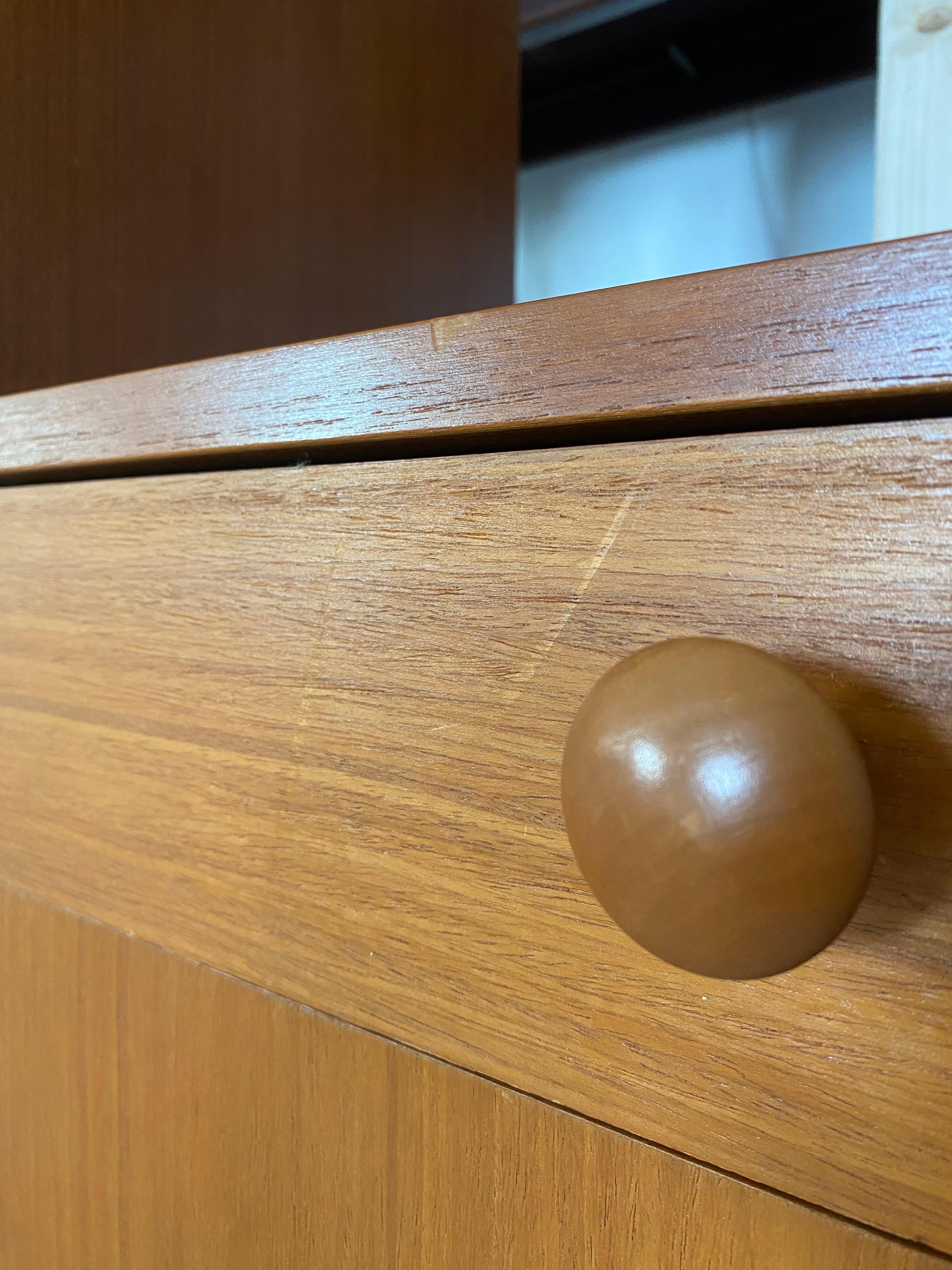 Schlanke Schränke aus Teakholz Danish Modern, ein Paar im Angebot 7