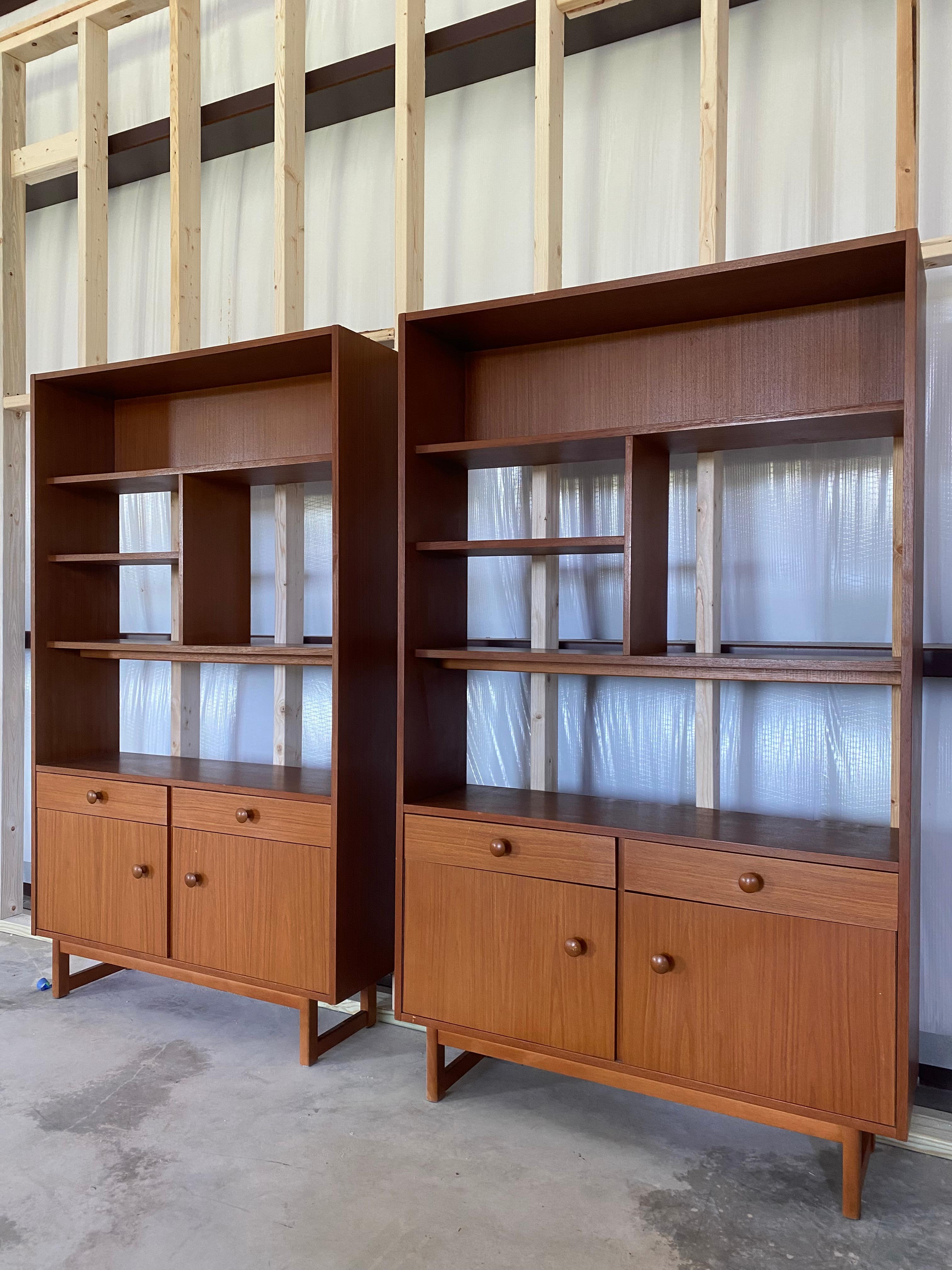 Schlanke Schränke aus Teakholz Danish Modern, ein Paar (Moderne der Mitte des Jahrhunderts) im Angebot