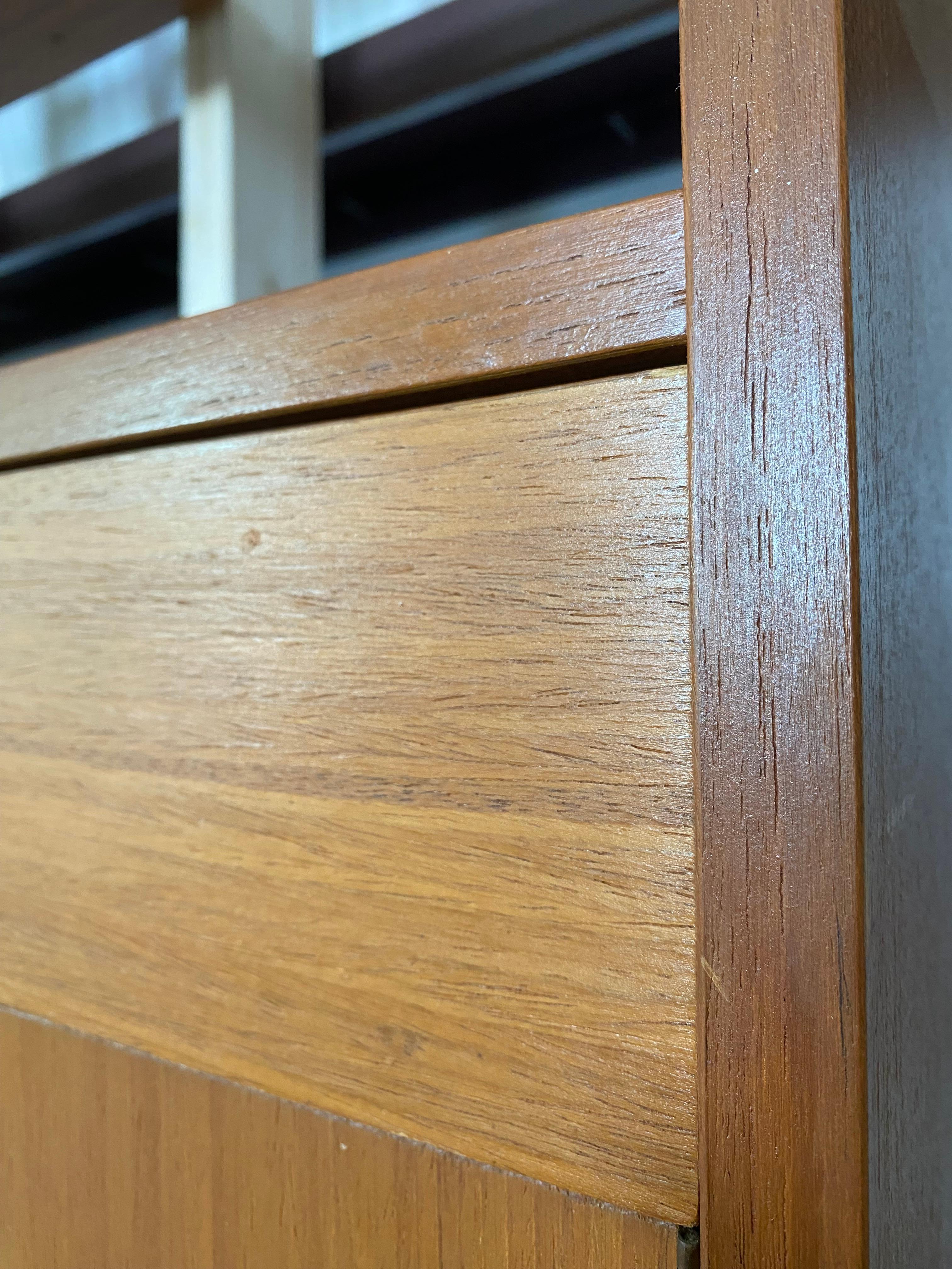 Schlanke Schränke aus Teakholz Danish Modern, ein Paar im Angebot 8