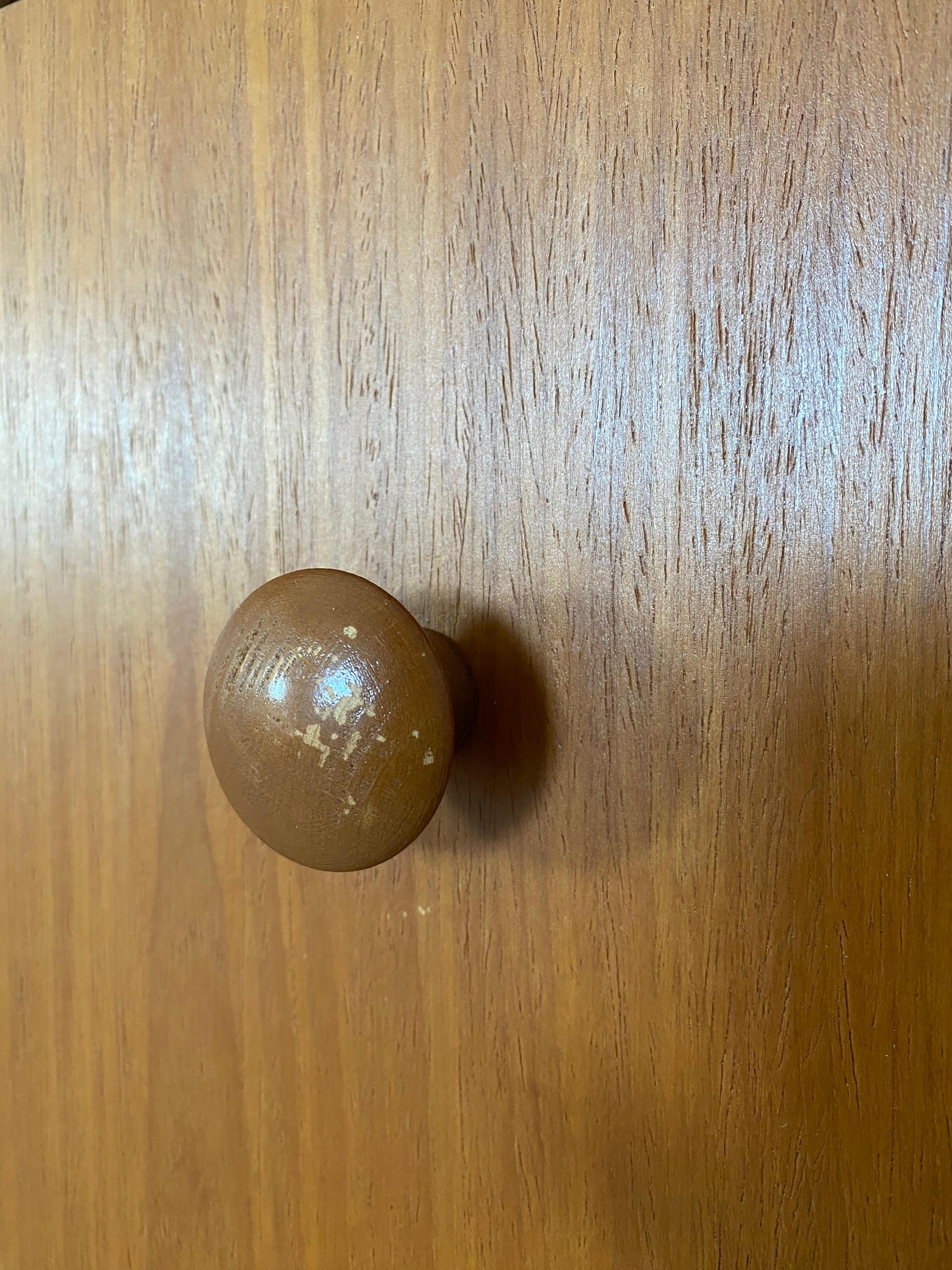 Schlanke Schränke aus Teakholz Danish Modern, ein Paar im Angebot 9