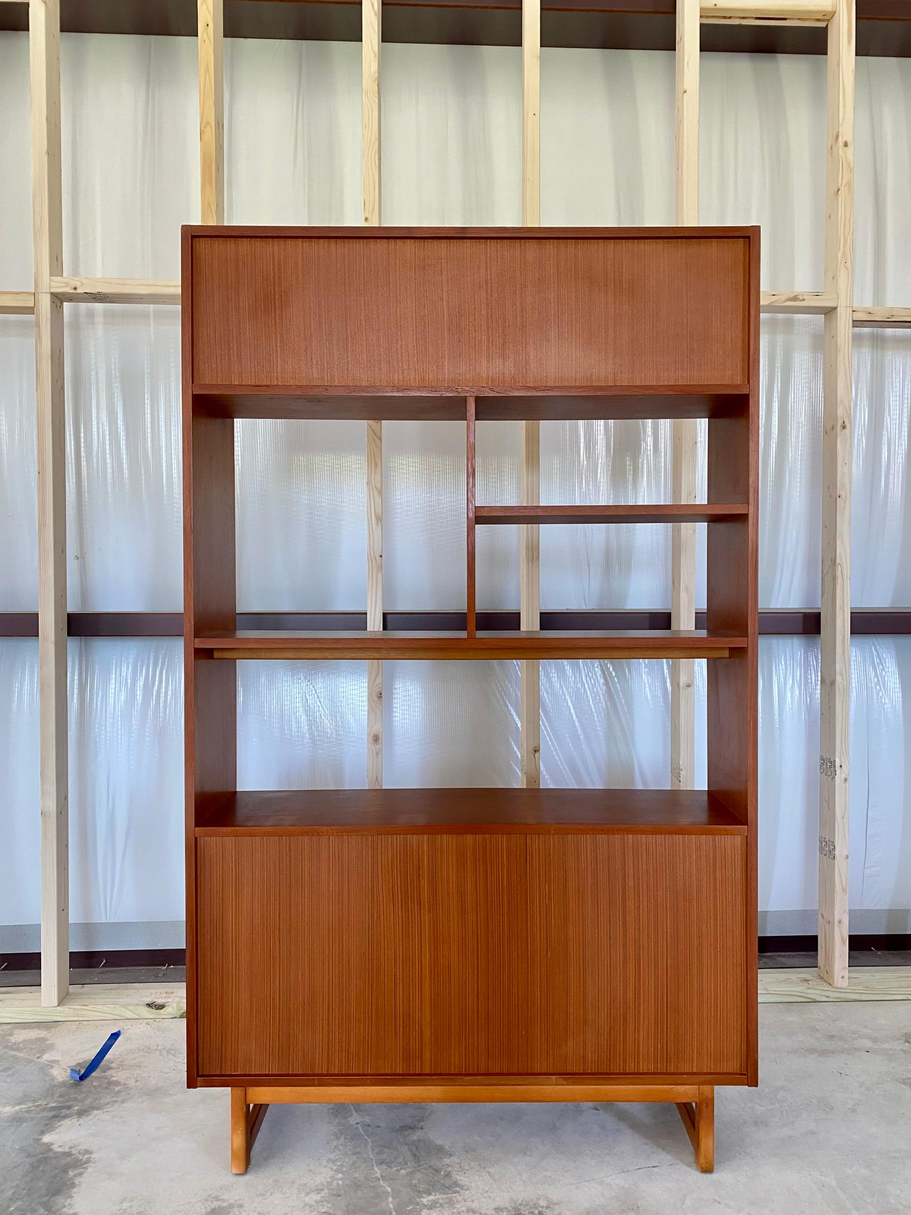 Schlanke Schränke aus Teakholz Danish Modern, ein Paar im Angebot 1