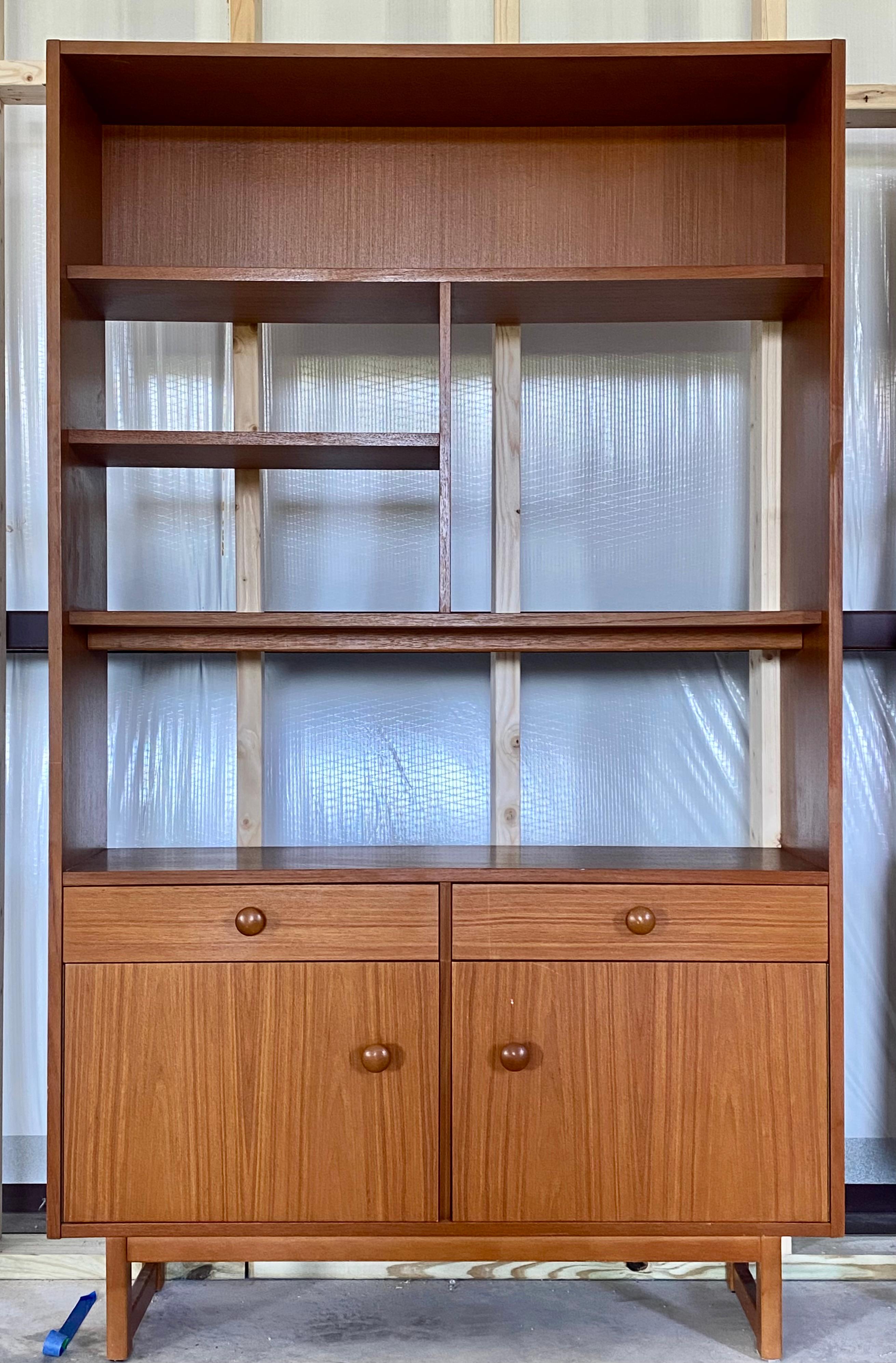 Schlanke Schränke aus Teakholz Danish Modern, ein Paar (20. Jahrhundert) im Angebot