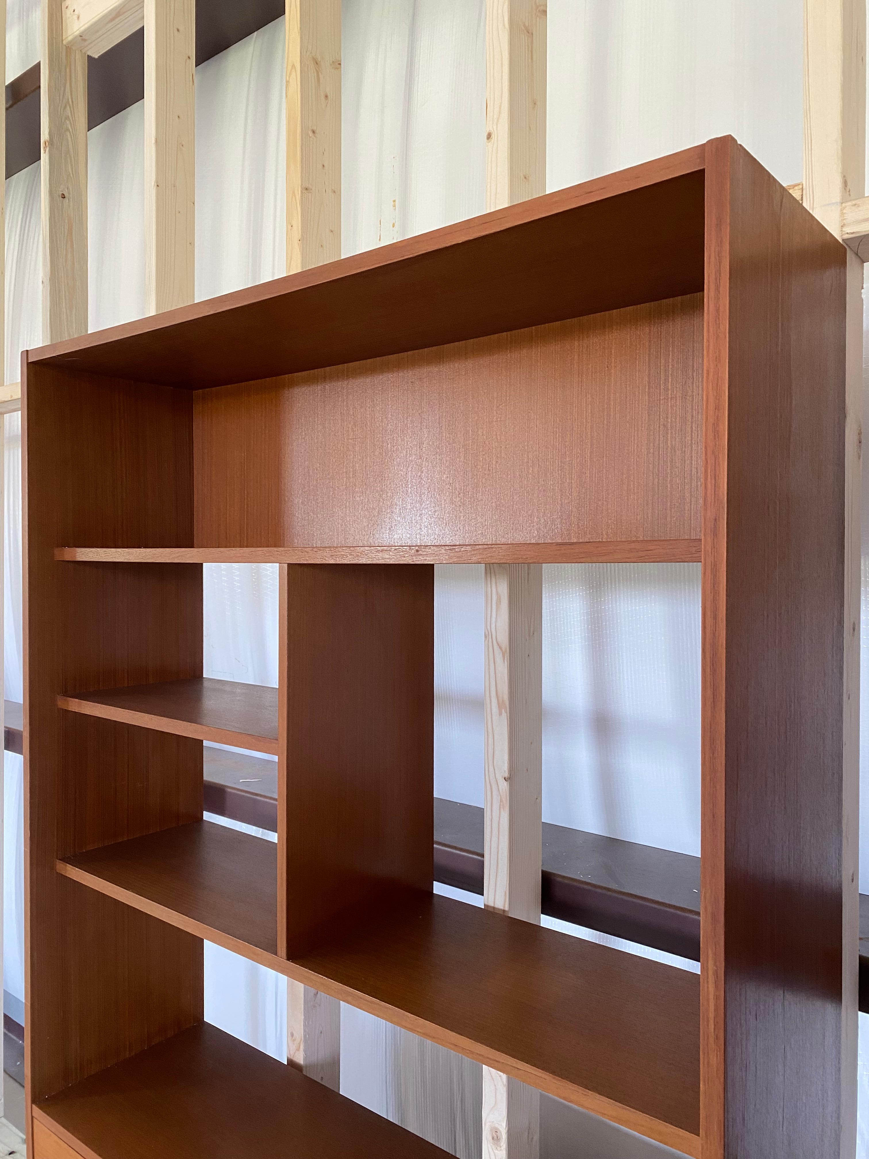 Schlanke Schränke aus Teakholz Danish Modern, ein Paar im Angebot 2
