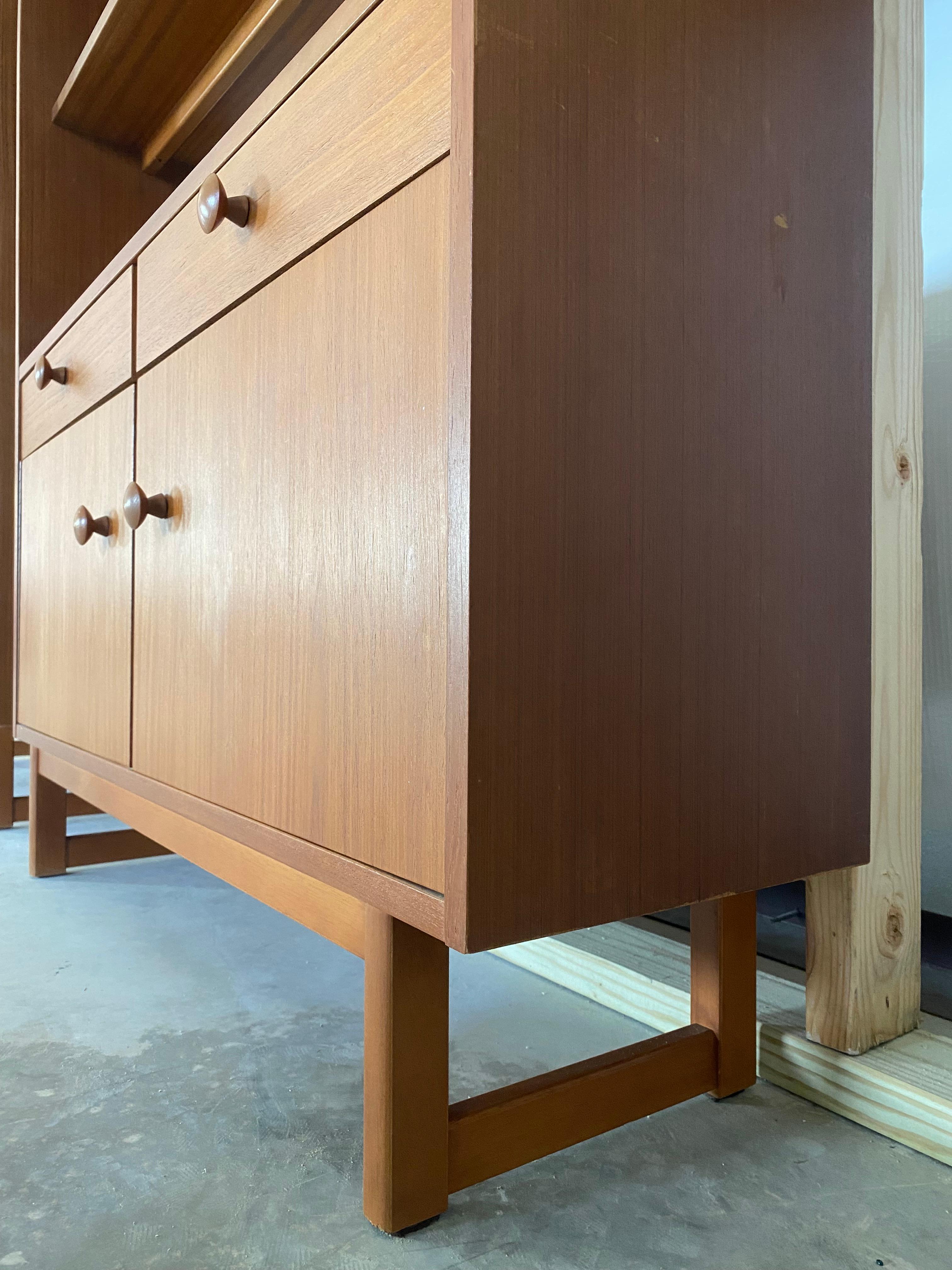 Schlanke Schränke aus Teakholz Danish Modern, ein Paar im Angebot 3