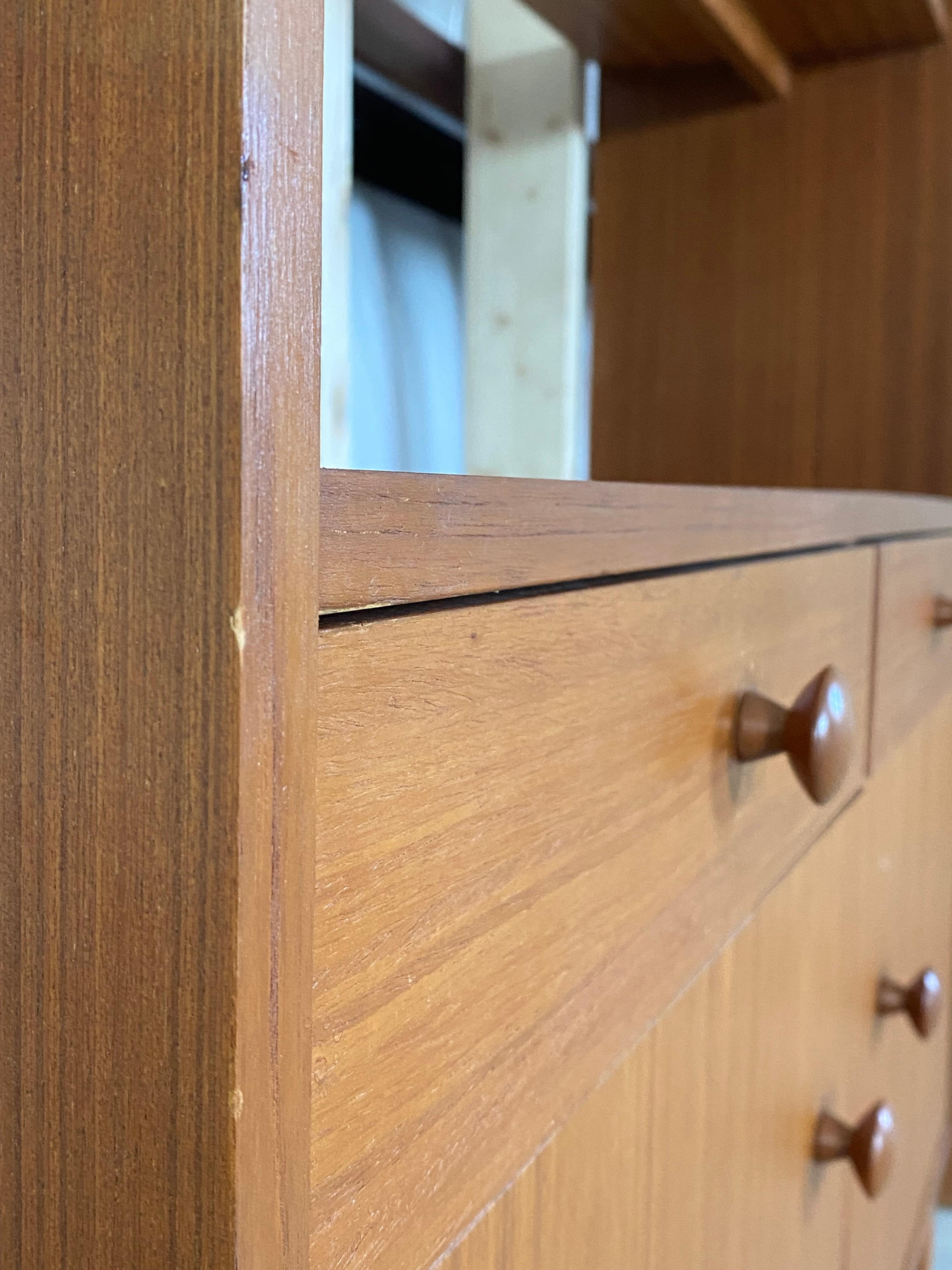 Schlanke Schränke aus Teakholz Danish Modern, ein Paar im Angebot 5