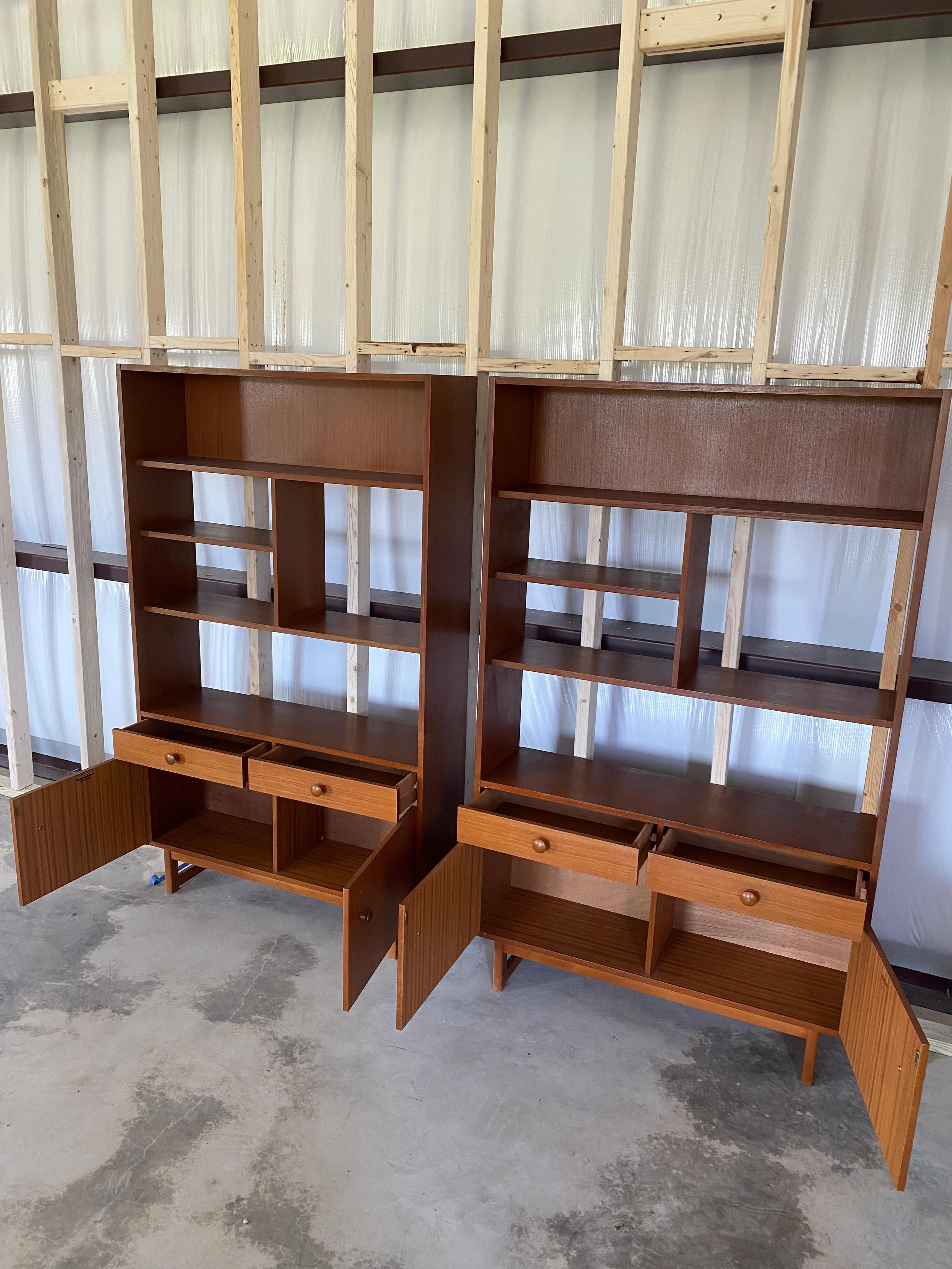 Schlanke Schränke aus Teakholz Danish Modern, ein Paar im Zustand „Gut“ im Angebot in Round Top, TX