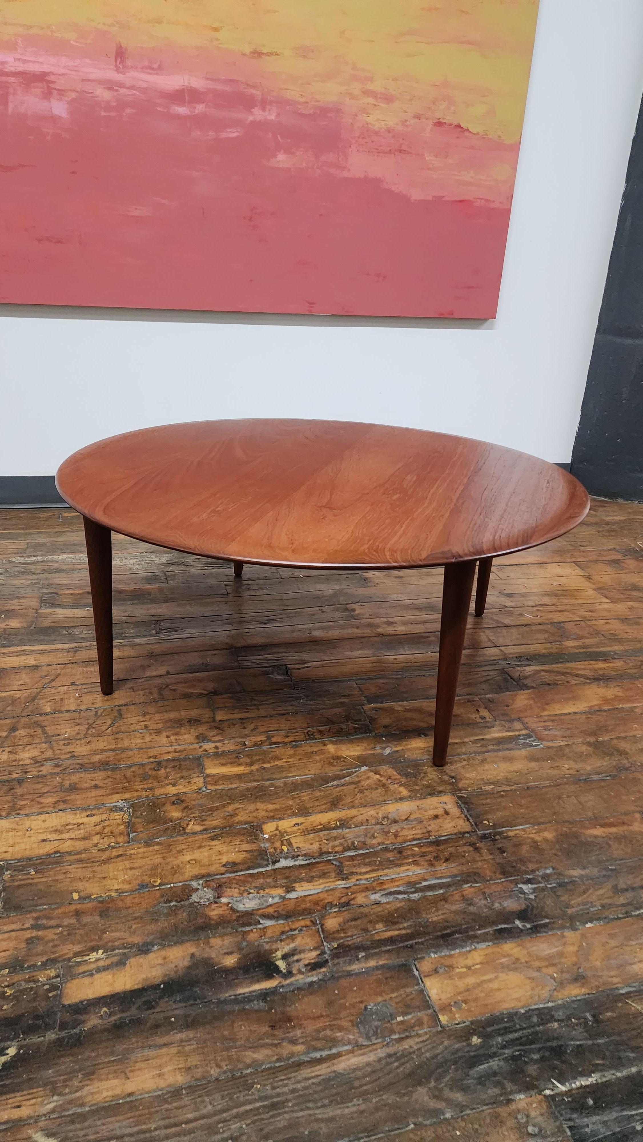 Scandinave moderne Table basse Minerva en teck par Peter Hvidt & Orla Mølgaard-Nielsen en vente