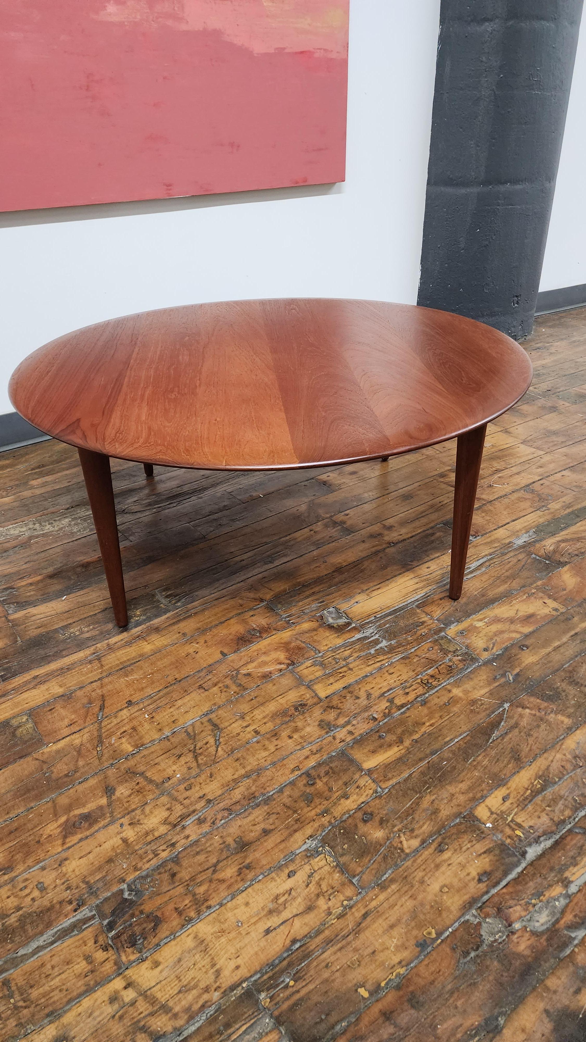 Teck Table basse Minerva en teck par Peter Hvidt & Orla Mølgaard-Nielsen en vente