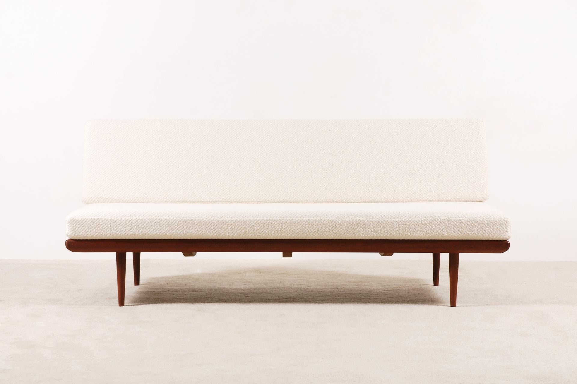 Nice 3-seat daybed / sofa designed by Peter Hvidt & Orla Mølgaard-Nielsen.
Model FD-417 also known as the Minerva produced by the Danish manufacturer France & Son, 1960s.

This daybed has been fully restored and newly upholstered in the