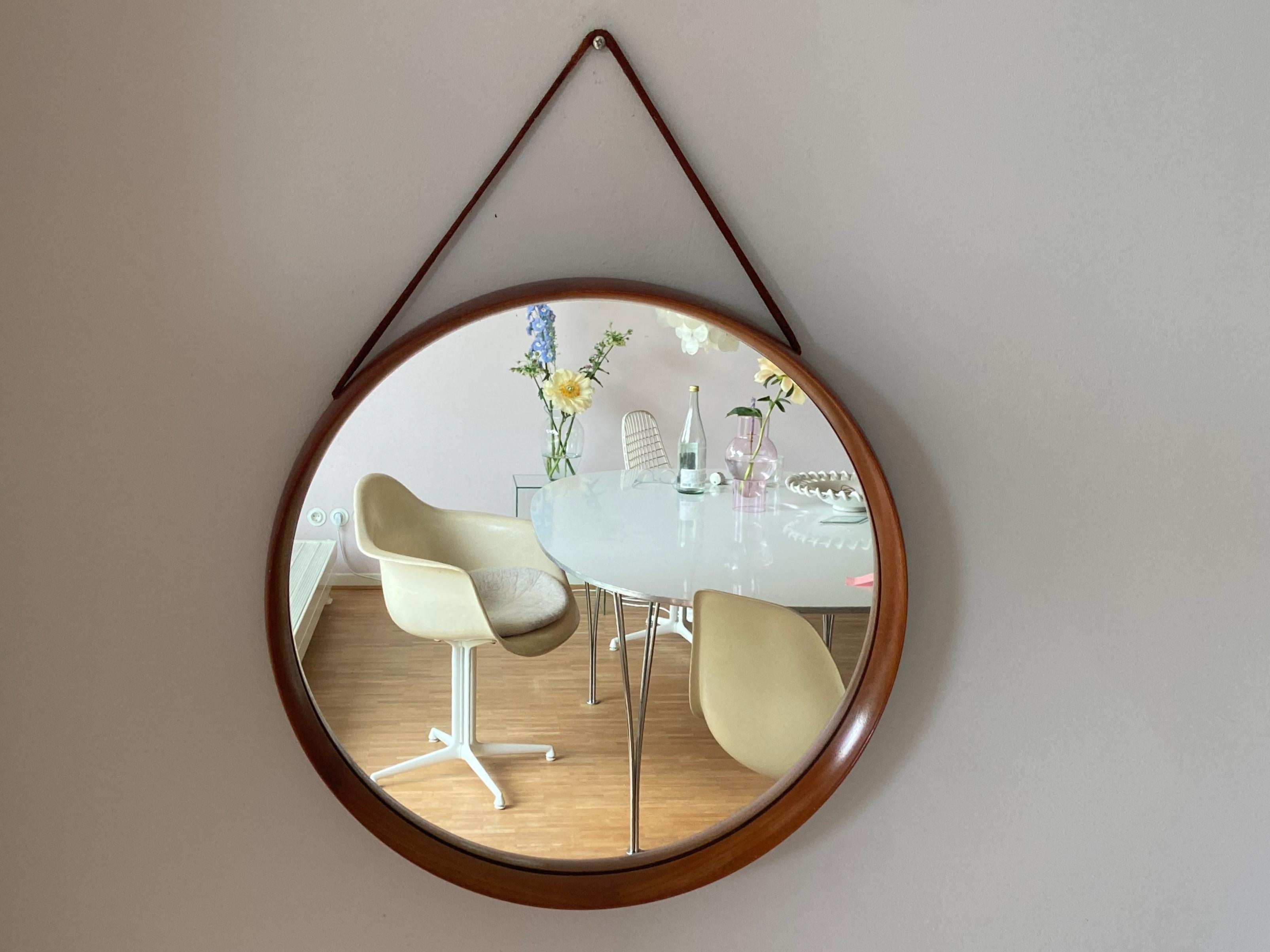 Mid-Century Modern Miroir en teck par Uno et Osten Kristiansson pour Luxus Vittsjö Suède en vente