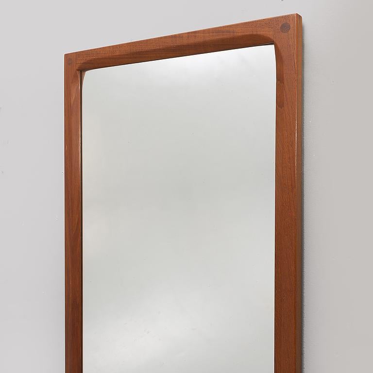 Teak mirror, model 165, designed by Kai Kristiansen and manufactured by Aksel Kjersgaard in Denmark in the 1960s. Made of solid teak and in very good condition. Refined design with visible joints to add to the mirrors design. Top quality by Aksel
