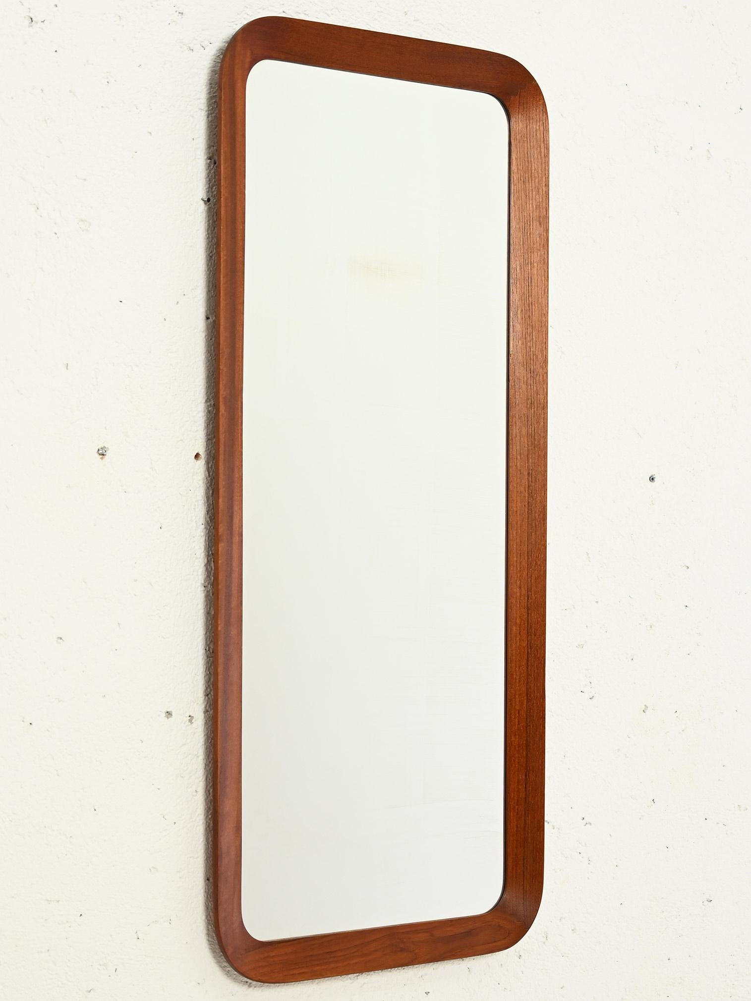 Vintage 1960s wood-framed mirror with rounded interior angles, featuring a thick, protruding frame. It adds style and three-dimensionality to the decor, giving it a distinctive touch. 

Good condition. May show some signs of age. Please pay