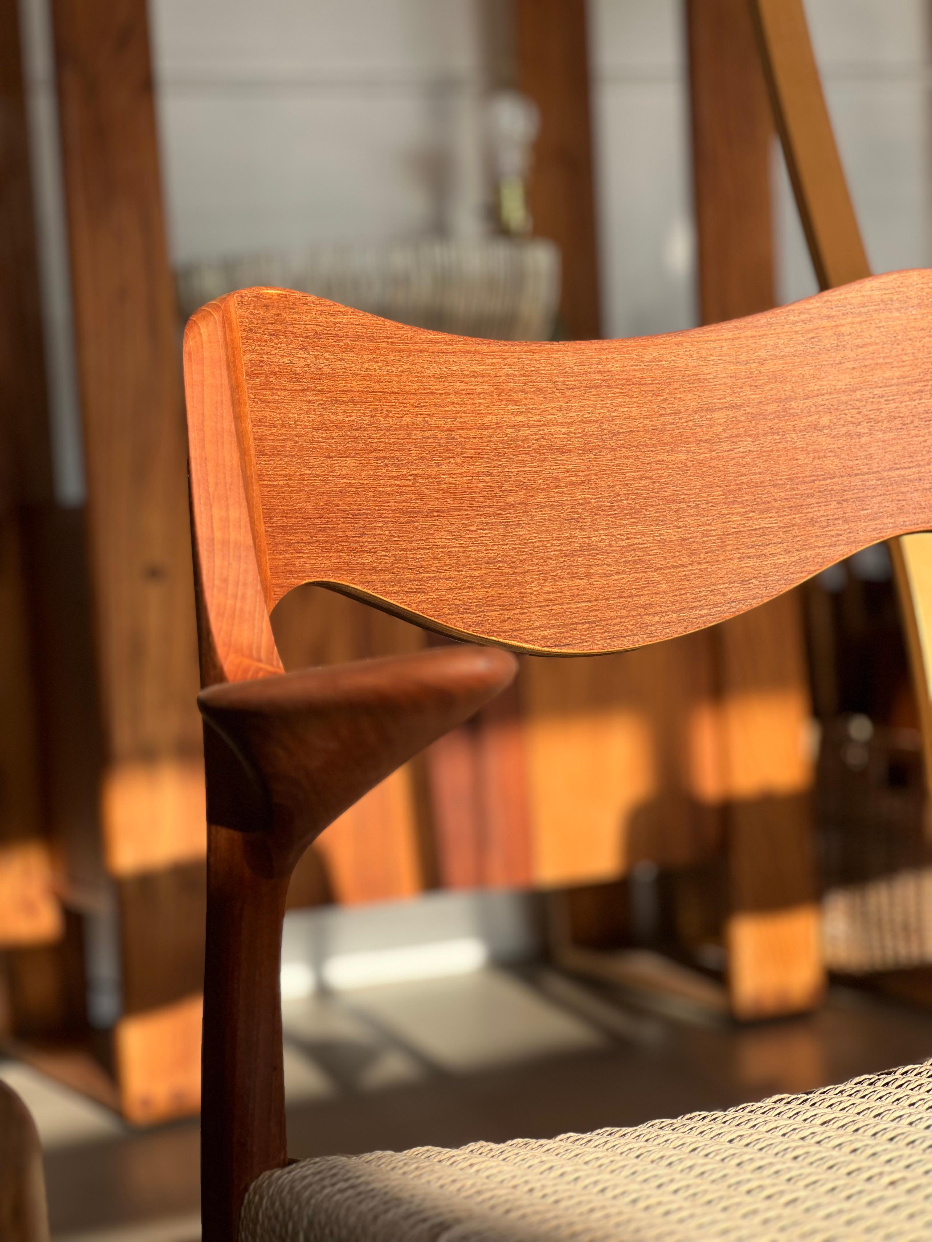 Milieu du XXe siècle Chaise de salle à manger Møller Model 55 en teck, Design/One par Niels Otto Møller en vente