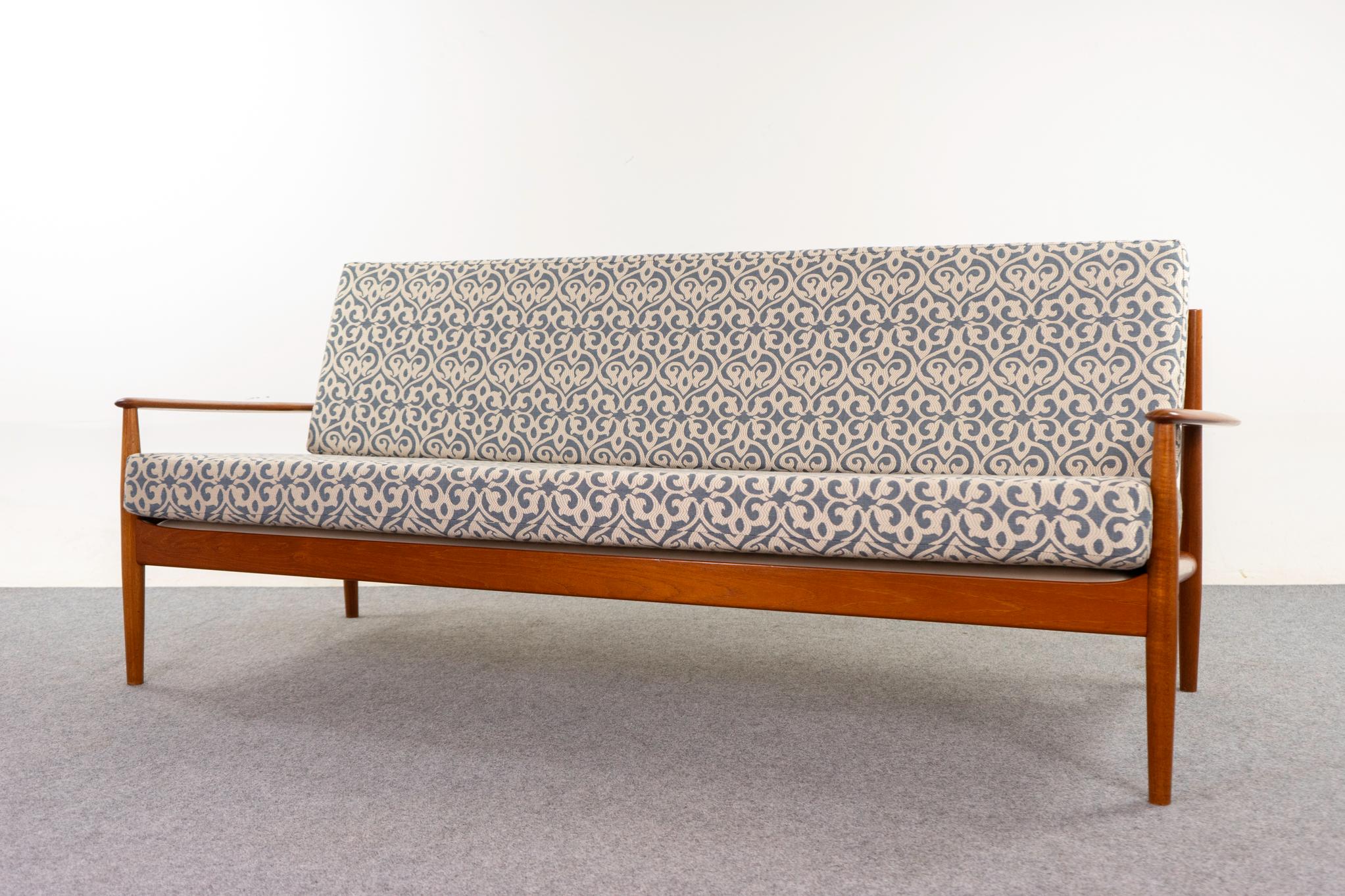 Teakholz-Sofa Modell 128 von Grete Jalk (Skandinavische Moderne)