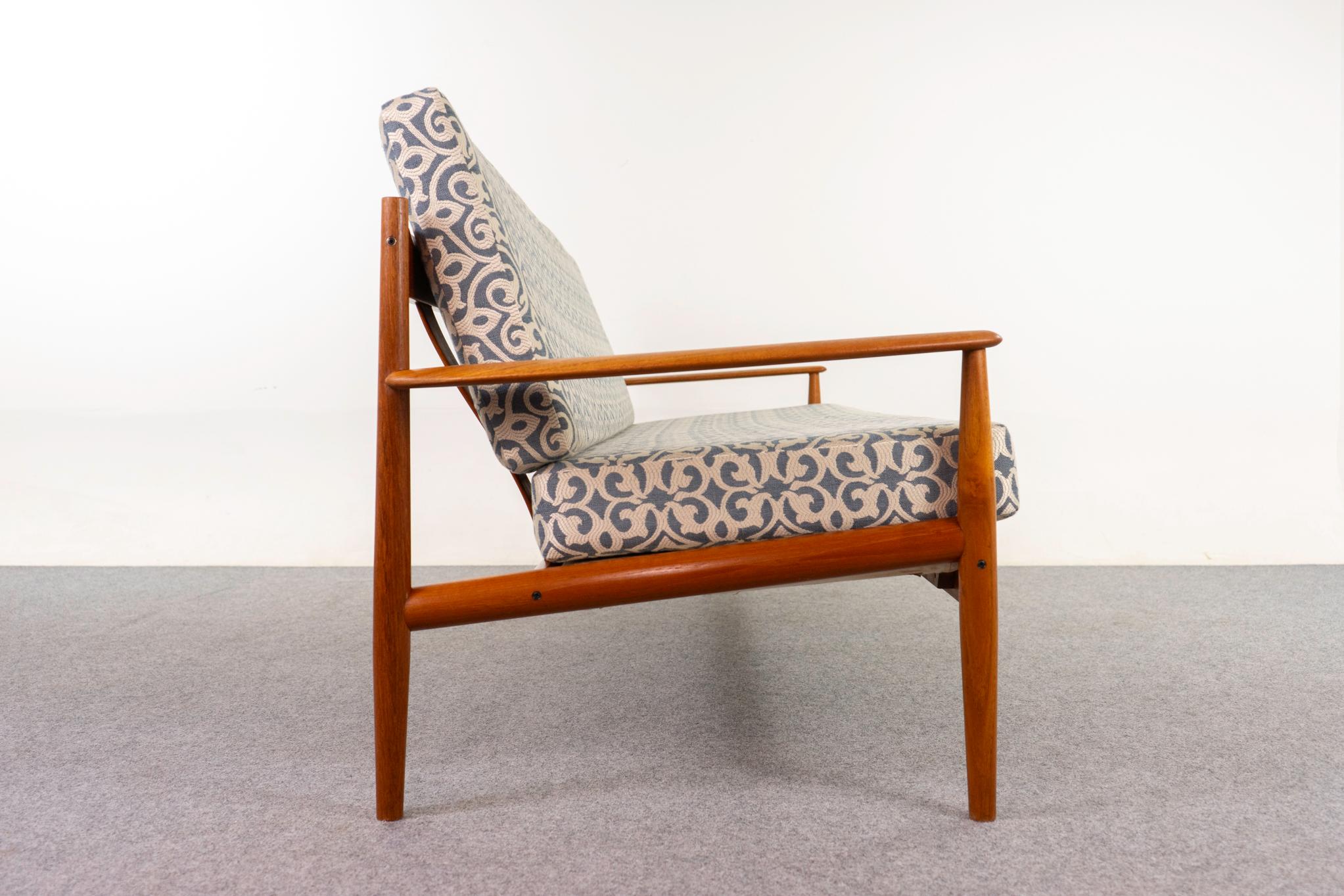 Teakholz-Sofa Modell 128 von Grete Jalk (Mitte des 20. Jahrhunderts)