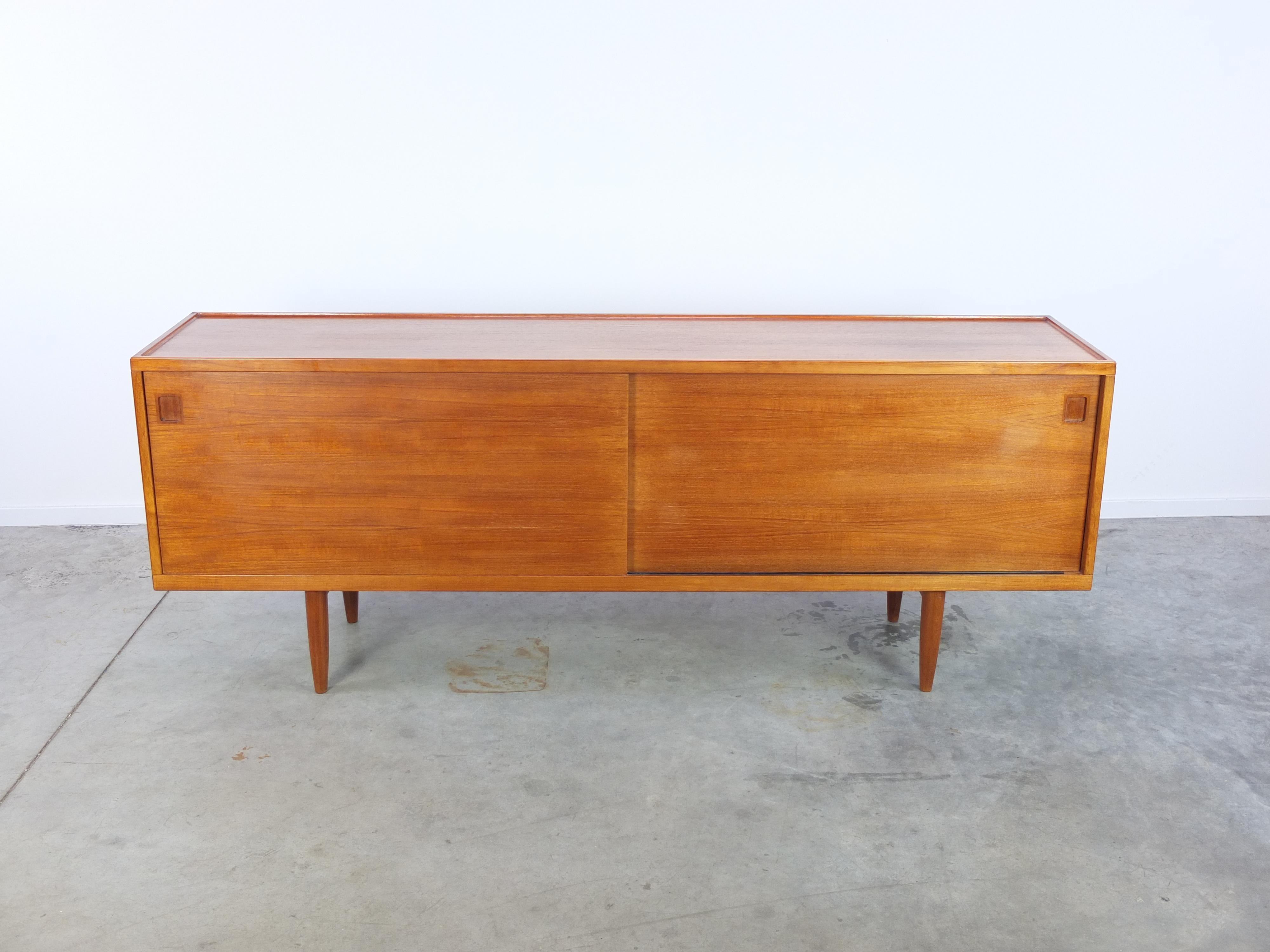 What a sideboard! This is ‘Model 20’ designed by Niels O. Møller in the 1950s. This model is quite renowned as a true Danish Modern classic and I can only agree. The proportions, details and high quality manufacturing all work together to make this