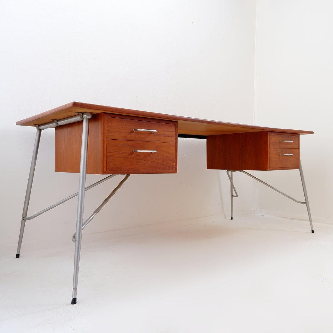 Teak Model 202 Desk by Børge Mogensen, 1950s In condizioni buone in vendita a Linkebeek, BE