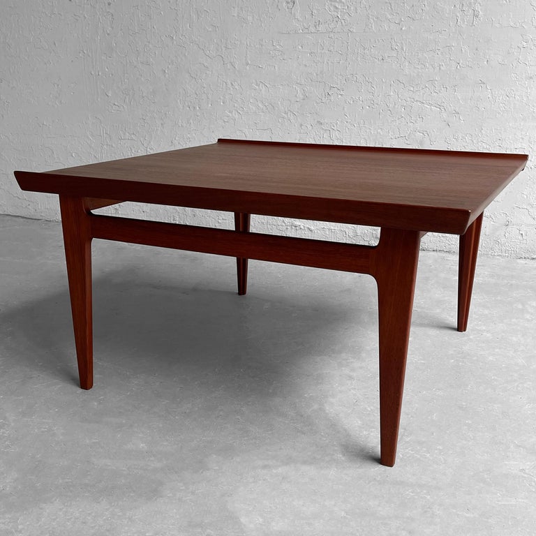 Teak Model 534 Coffee Table by Finn Juhl for France & Son In Good Condition For Sale In Brooklyn, NY