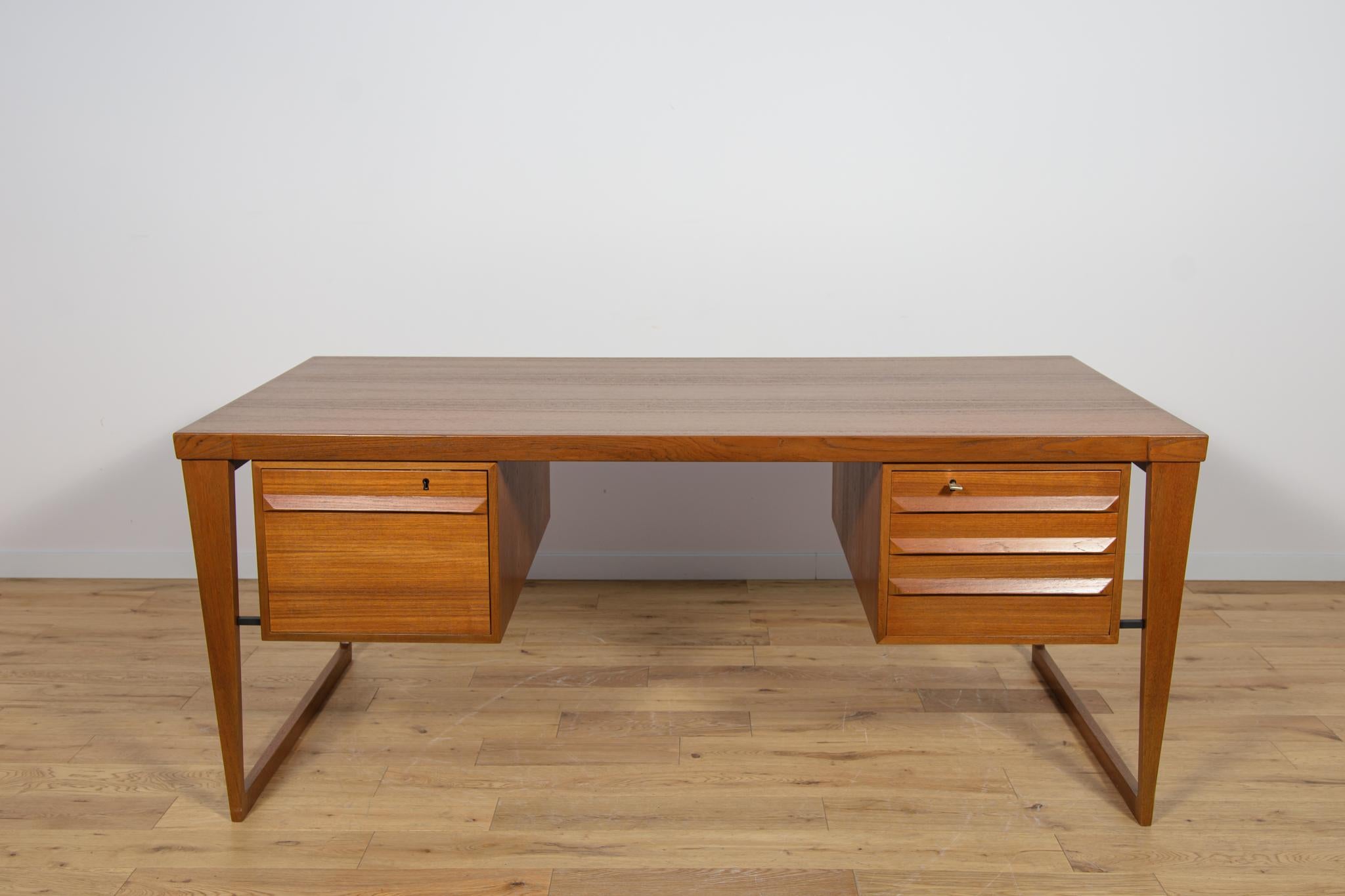 Scrivania Model 70 progettata da Kai Kristiansen per la manifattura danese Feldballes Møbelfabrik a metà degli anni Sessanta. Una scrivania in stile modernista, caratterizzata da un design unico e dall'alta artigianalità. Ha sei cassetti con