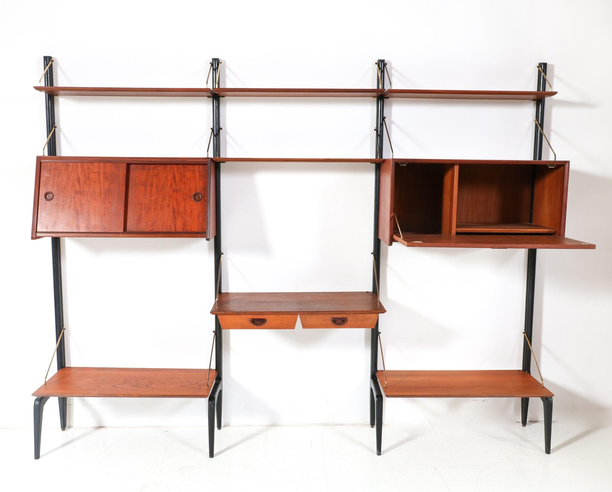 Modularer Wandschrank aus Teakholz, Mitte des Jahrhunderts, von Louis van Teeffelen für WéBé, 1950er Jahre (Moderne der Mitte des Jahrhunderts) im Angebot