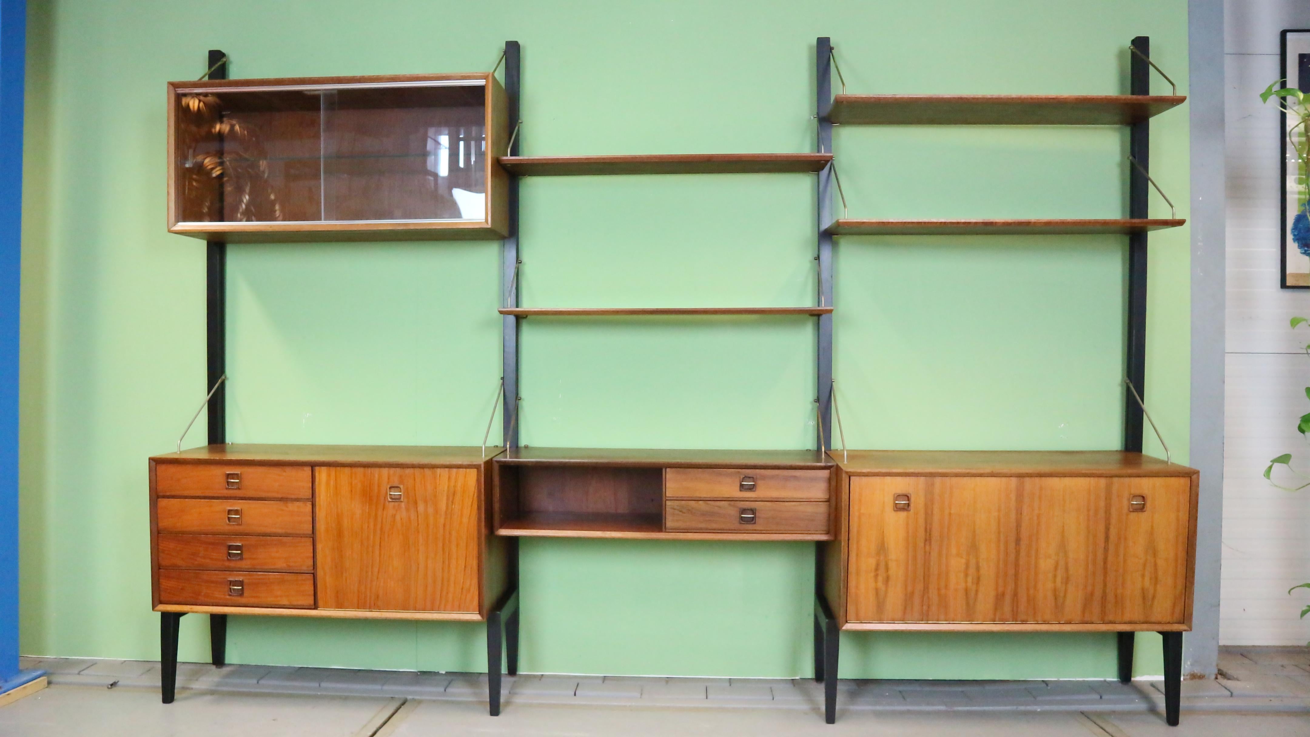 Stunning and rare Mid-Century Modern Free standing modular wall unit.
Design by Louis van Teeffelen for WéBé.
Striking Dutch design from the 1950s.
Really high quality furniture piece.
This modular free standing wall unit consists of:
4 original