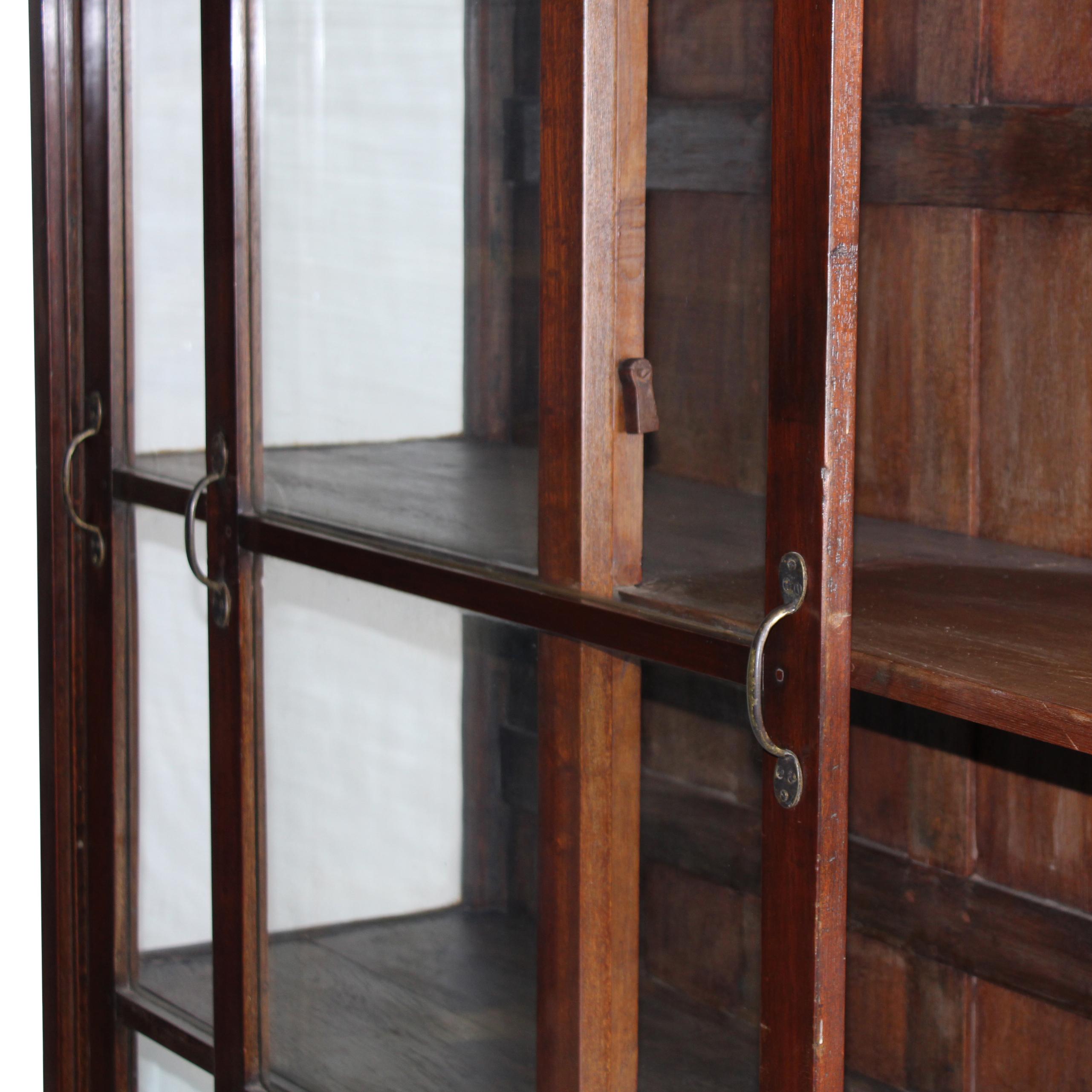 Vitrina de museo de teca en venta 6