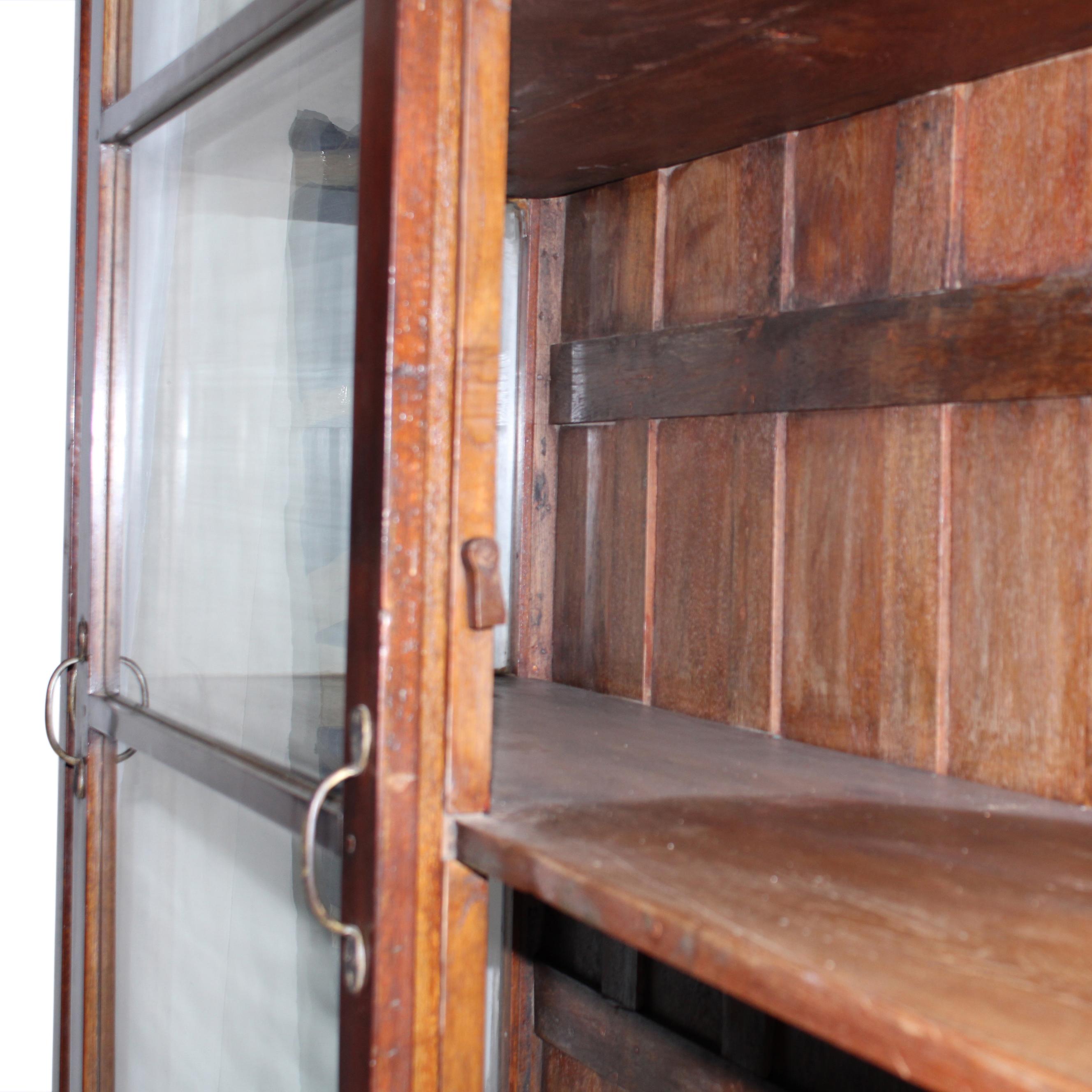 Vitrina de museo de teca en venta 7