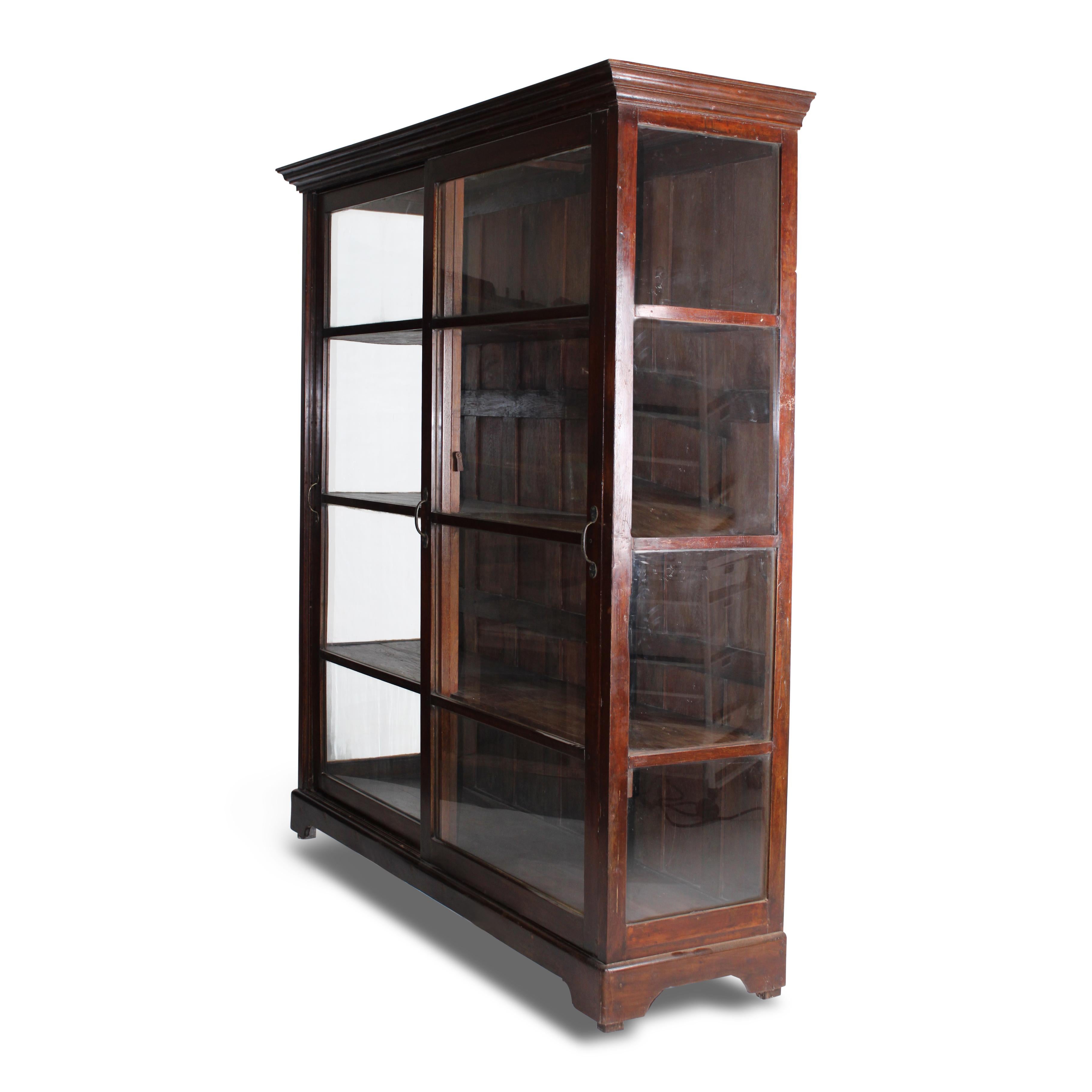 Vitrina de museo de teca Colonial británico en venta