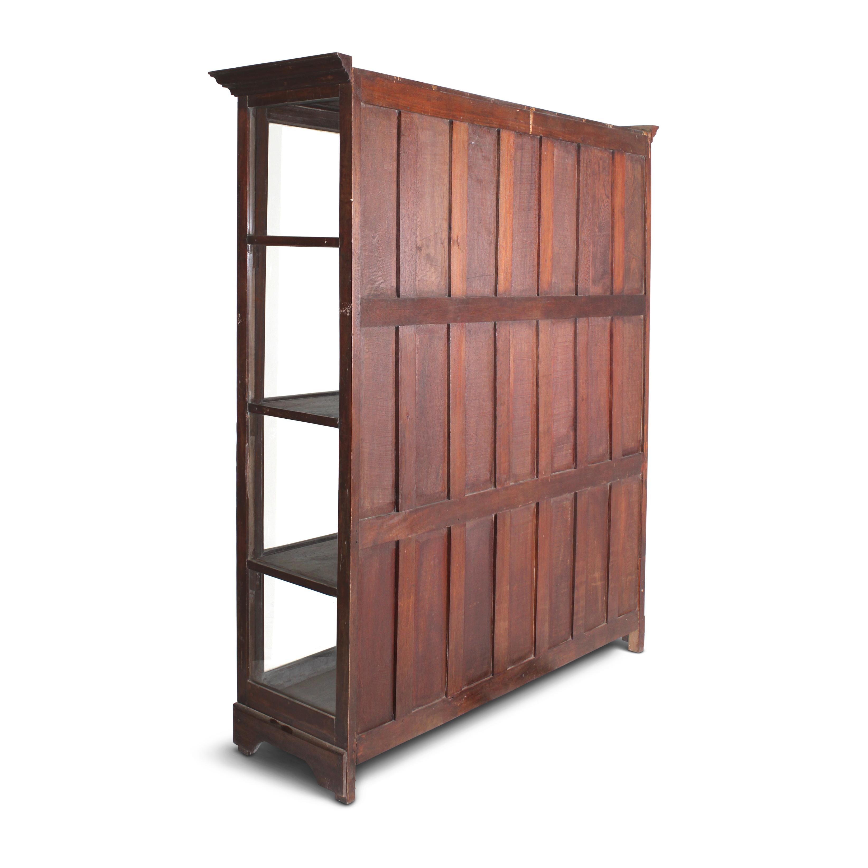 Vitrina de museo de teca siglo XIX en venta