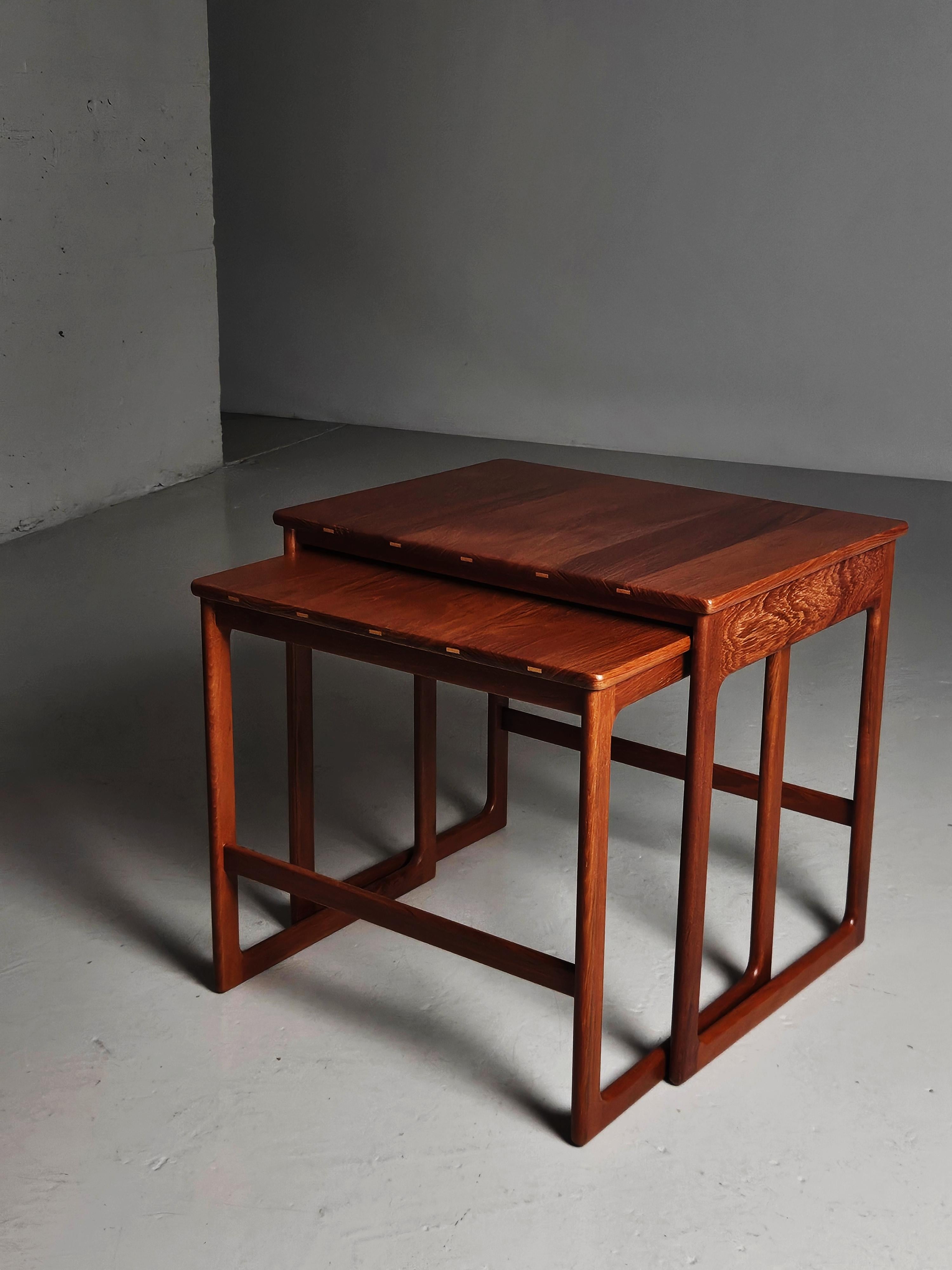 Bellissimi tavolini da salotto disegnati da Yngvar Sandström per Seffle Möbelfabrik in Svezia negli anni Cinquanta. 

Realizzata in teak massiccio con dettagli di grande effetto.

Misure del tavolo piccolo:

Profondità: 39 cm
Larghezza: 50
