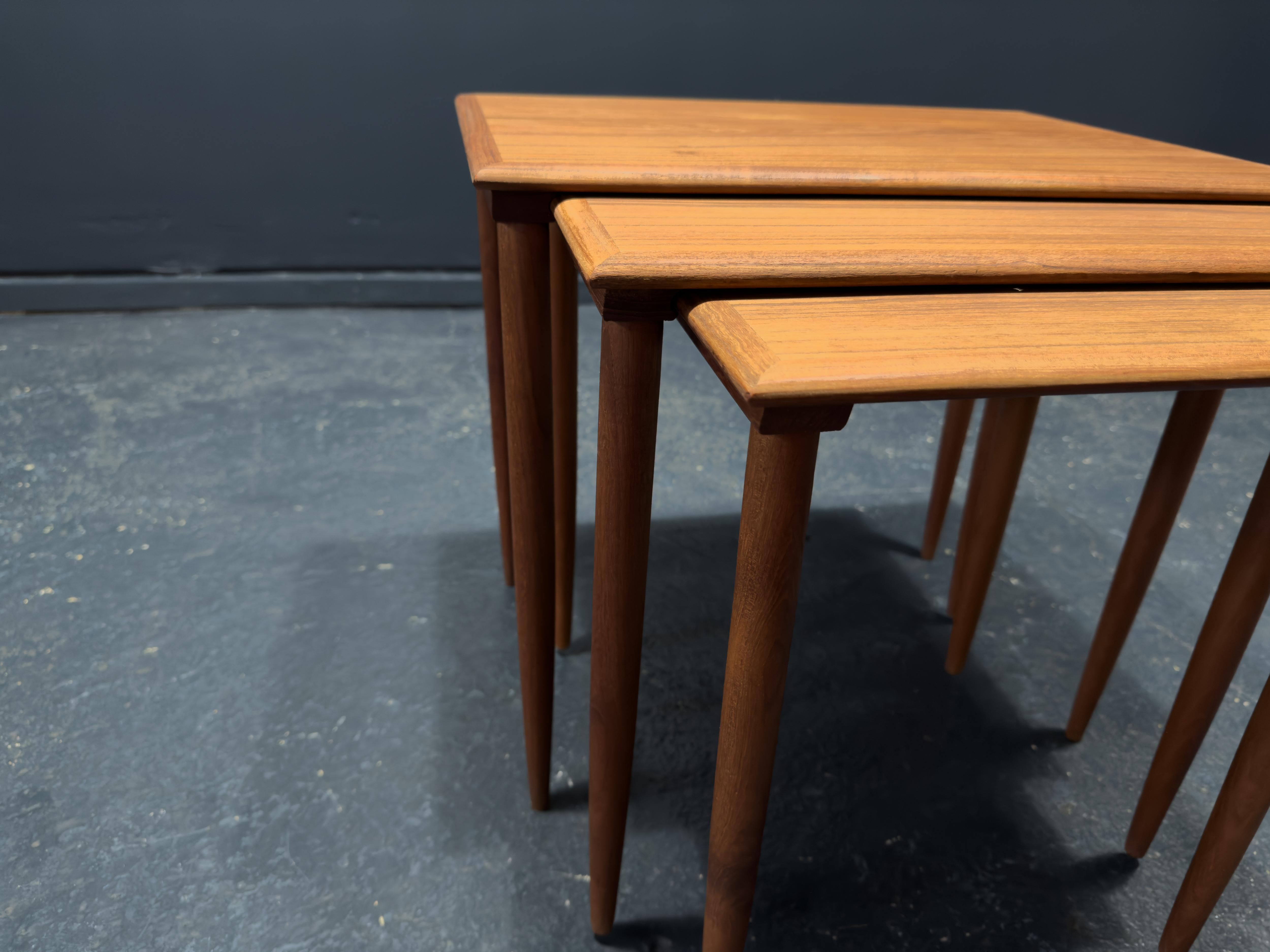Tables gigognes en teck en vente 3