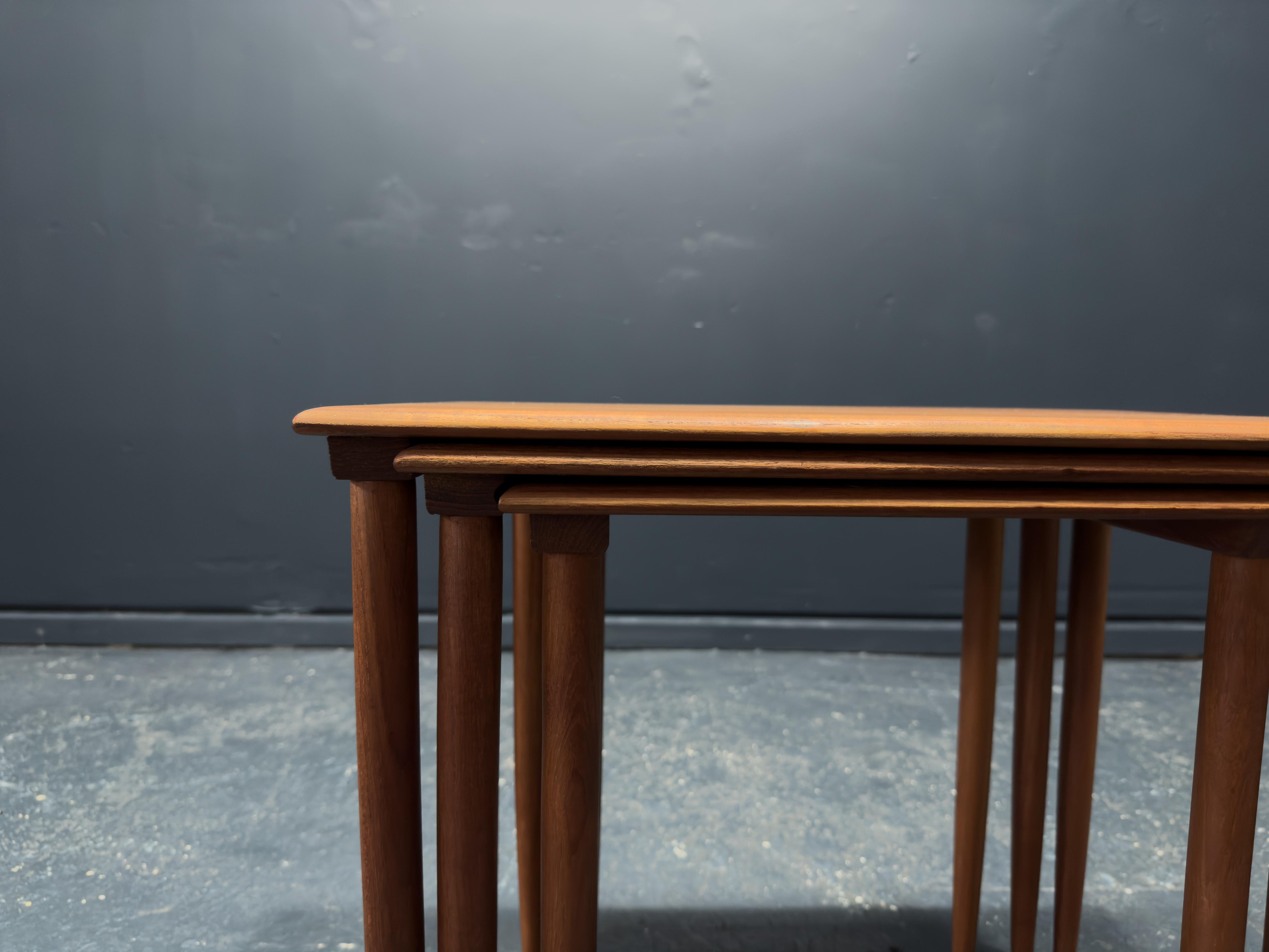 Tables gigognes en teck en vente 4
