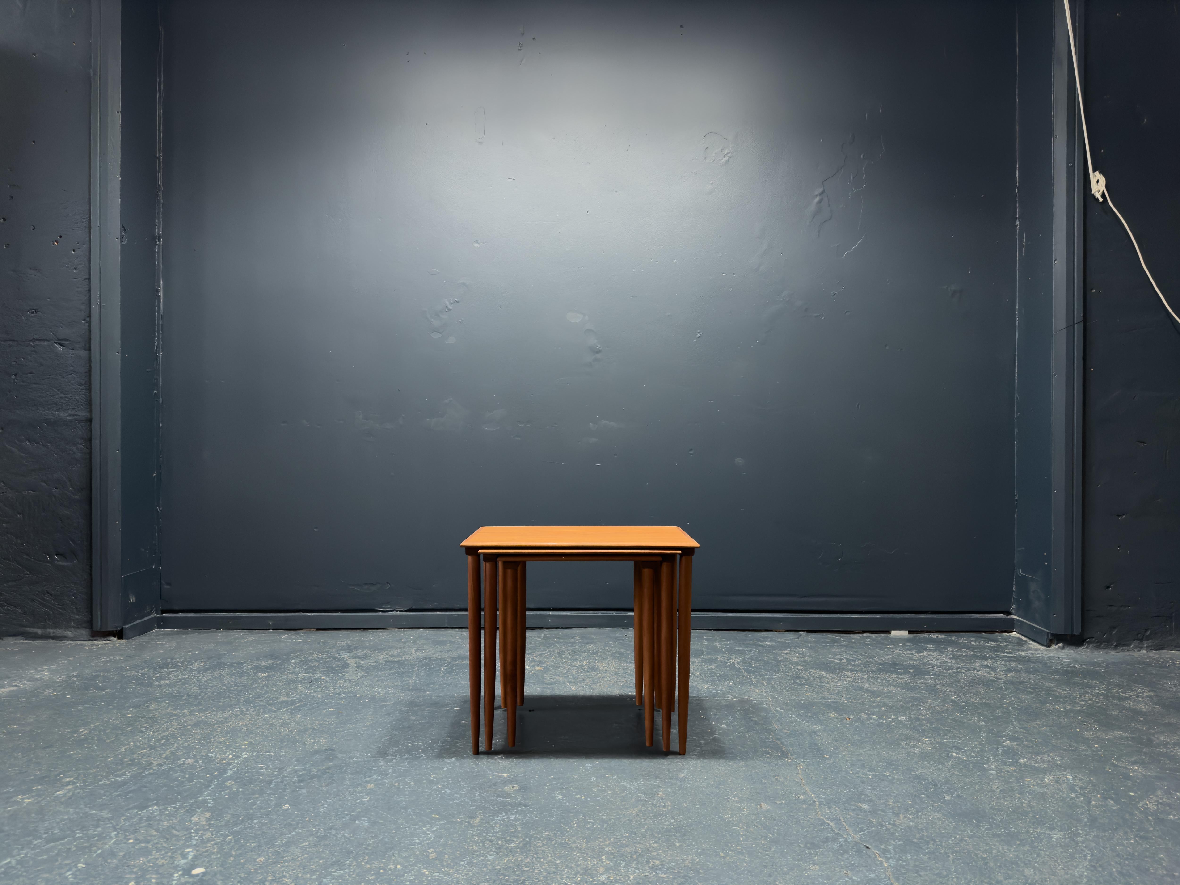 Ce superbe ensemble de trois tables gigognes en teck est une merveilleuse addition à tout espace de vie. Magnifiquement conçues avec d'élégants pieds fuselés, les trois tables s'emboîtent parfaitement les unes dans les autres pour créer ce trio